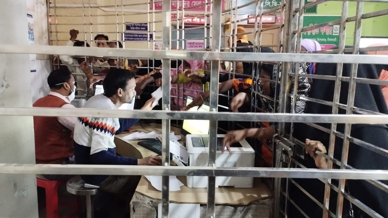 ৩ টাকার টিকিট ৫ টাকা,কিশোরগঞ্জ হাসপাতালে রমরমা টিকিট বাণিজ্য