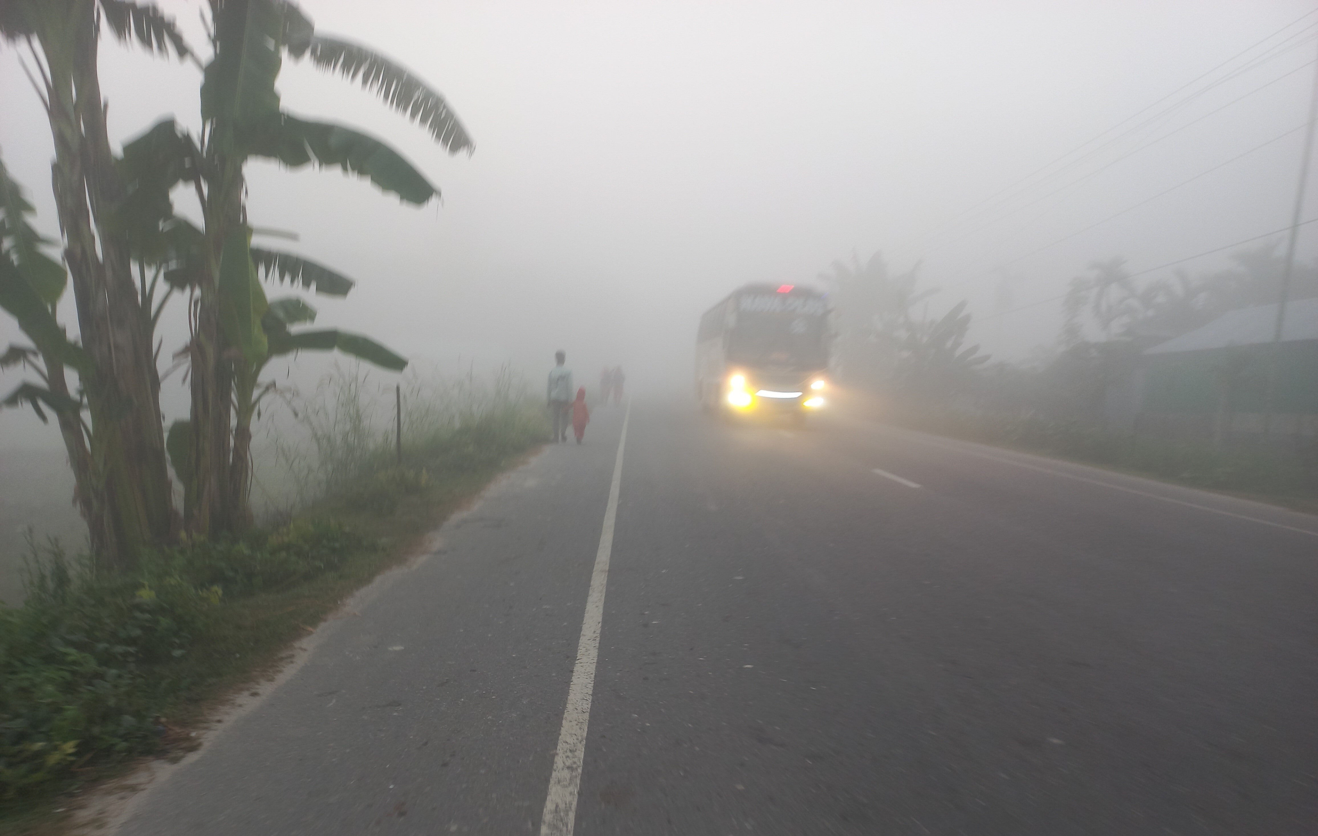উত্তরের সীমান্তবর্তী ভুরুঙ্গামারী উপজেলায় জেঁকে বসেছে শীত