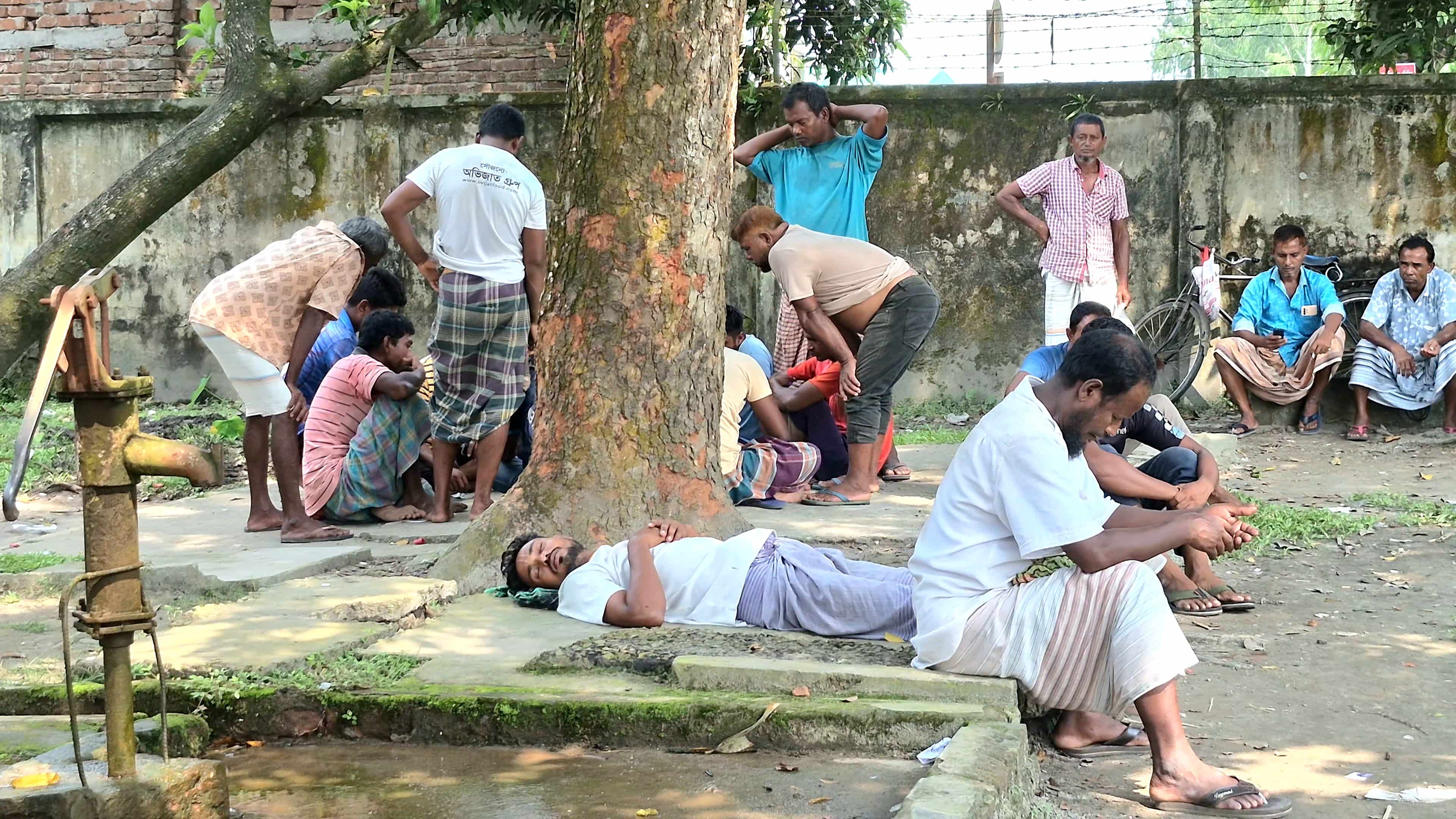 সরকার নির্ধারিত মজুরির অর্ধেকও পাচ্ছেন না খাদ্য গুদামের শ্রমিকেরা