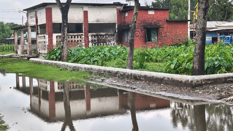 রাজারহাট রেলস্টেশনে সামান্য বৃষ্টিতেই জলাবদ্ধতা, দুর্ভোগে যাত্রী ও কর্মকর্তা-কর্মচারীরা