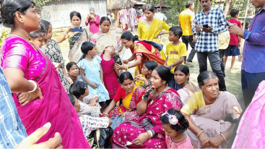 শ্যামা পুজায় লালমনিরহাট সীমান্তে দুই বাংলার মিলন মেলা