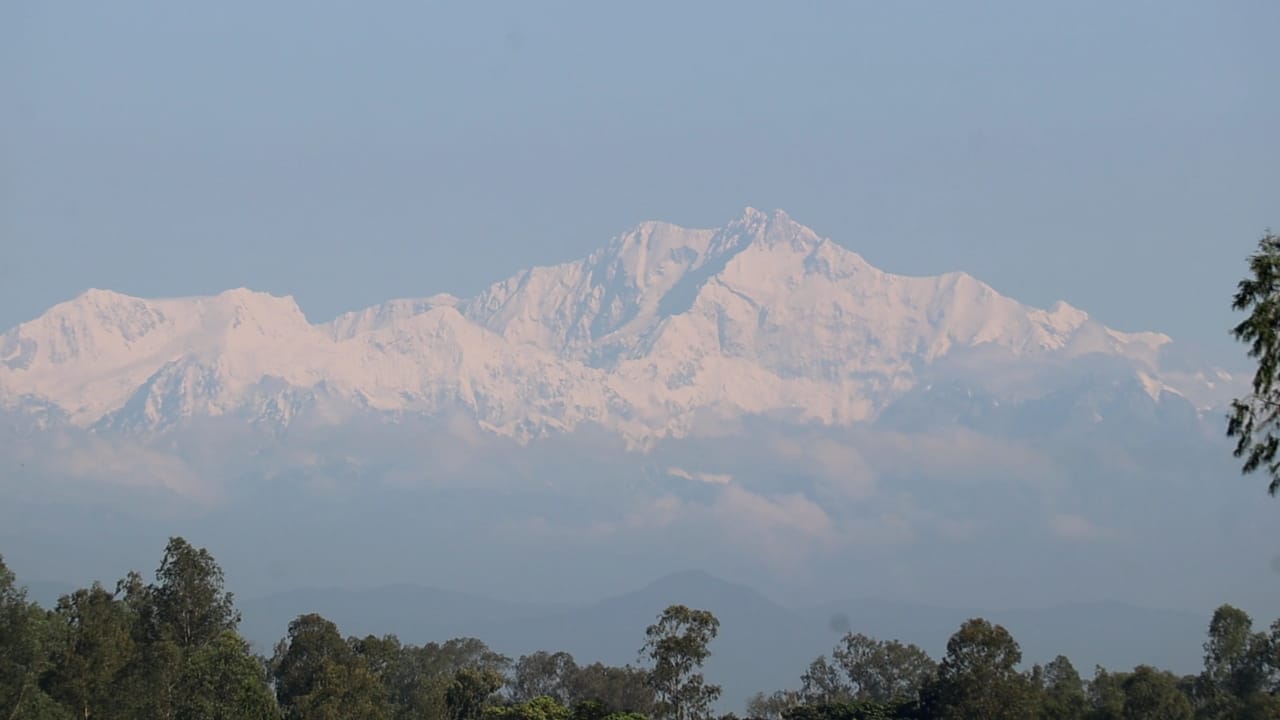 পঞ্চগড়ে আকাশে উঁকি দিতে শুরু করেছে কাঞ্চনজঙ্ঘা