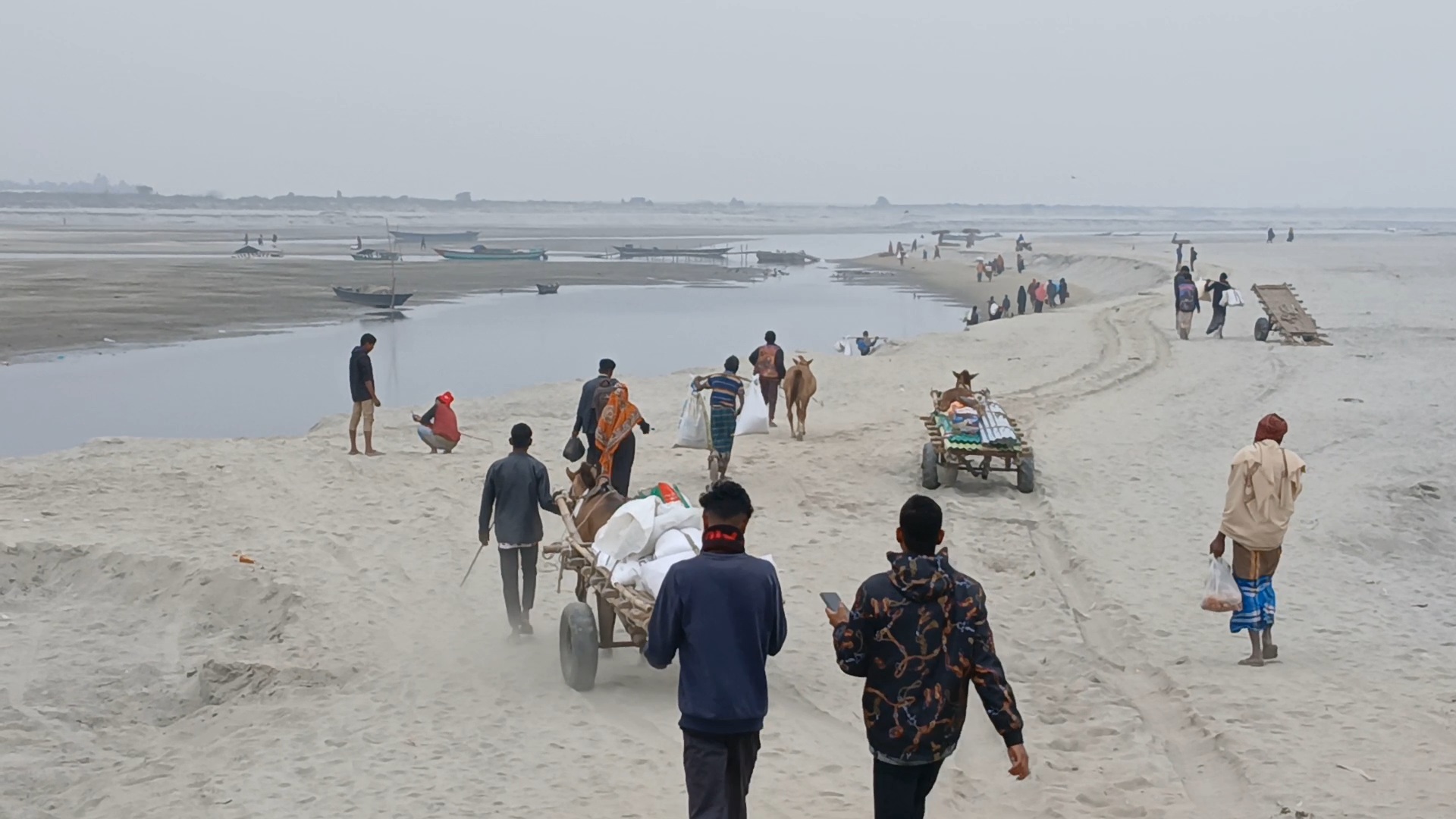 অস্তিত্ব সংকটে ব্রহ্মপুত্র নদ, হেঁটেই পারাপার নাব্য সংকটে ভেঙে পড়ছে যোগাযোগ,বিপর্যস্ত চরাঞ্চলের জীবন
