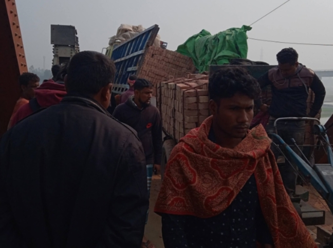 ওভারলোড ট্রাকে ভেঙে গেল সোনাহাট সেতুর পাটাতন, চরম ভোগান্তিতে স্থানীয় বাসিন্দা ও যাত্রীরা