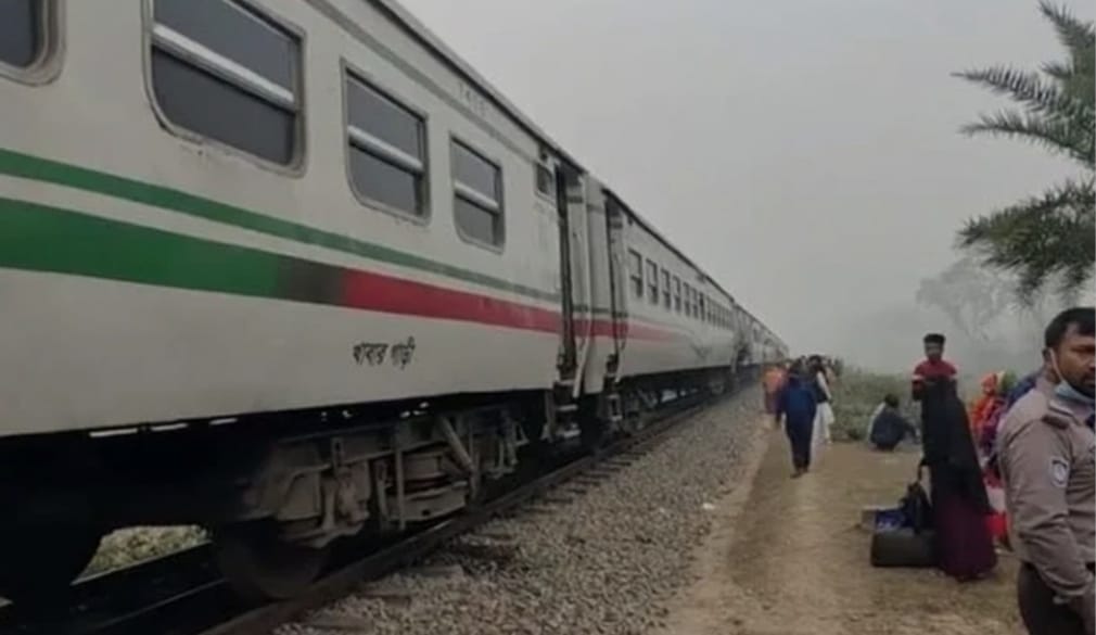 ইঞ্জিন থেকে বগি বিচ্ছিন্নের ঘটনায় উত্তরবঙ্গের সঙ্গে সারা দেশের ট্রেন যোগাযোগ বন্ধ