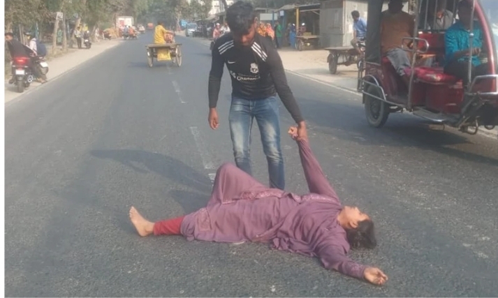 তারাগঞ্জে বিয়ের দাবিতে প্রাণি সম্পদ অফিস চত্বরে নারীর অনশন