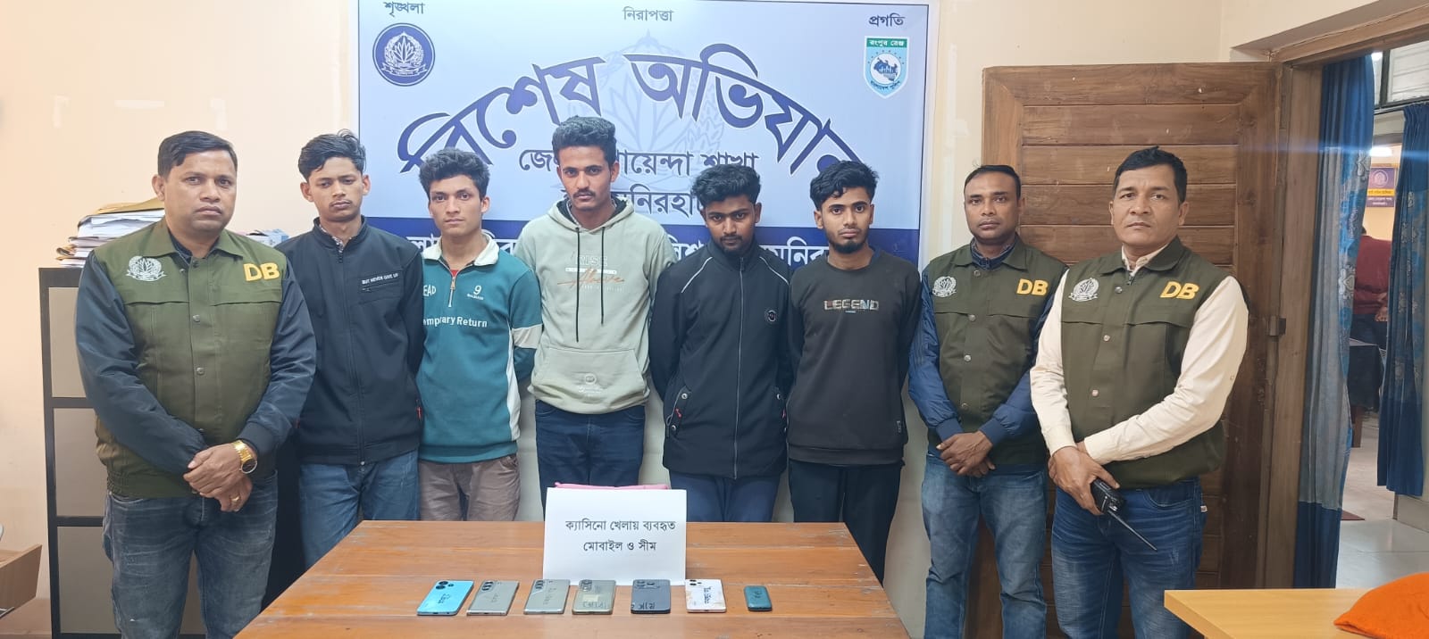 লালমনিরহাটে ডিবি পুলিশের অভিযানে ০৫ ক্যাসিনো জুয়াড়ী সহ ৮২ টি সিম কার্ড উদ্ধার