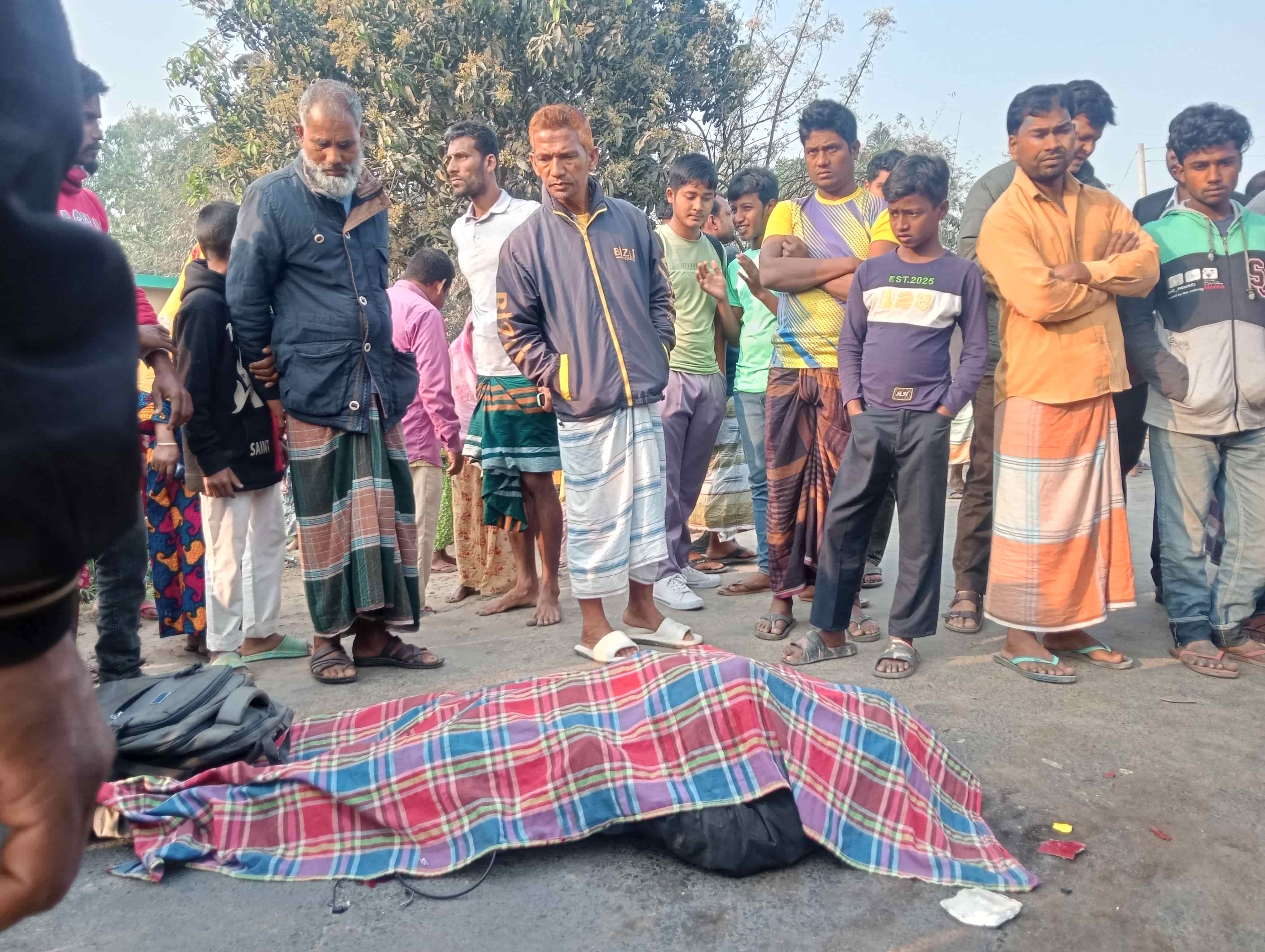 চিরিরবন্দরে বাসচাপায় আরএফএল কোম্পানির এসআর এর মৃত্যু।