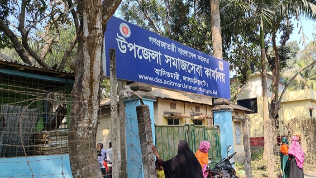 সরকারি নির্দেশনা থাকলেও সঠিক সময়ে অনুপস্থিত লালমনিরহাটের আদিতমারী উপজেলা প্রশাসনের বিভিন্ন দপ্তরের কর্মকর্তাগণ।