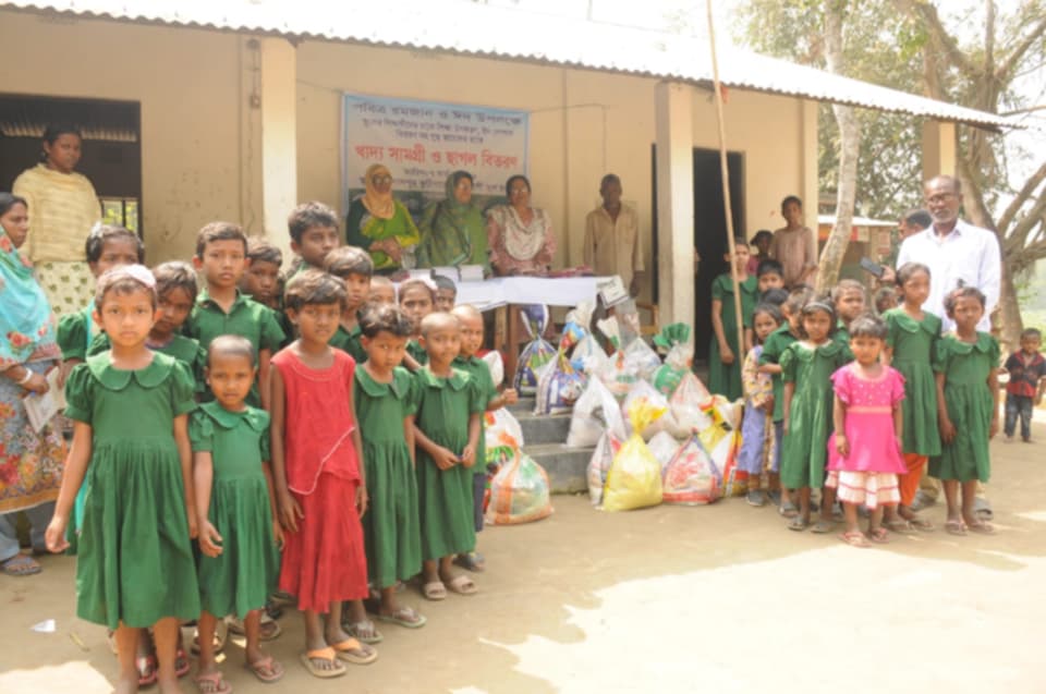 ঈদ উপলক্ষে রংপুরে শিক্ষার্থীদের মাঝে শিক্ষা উপকরণ পোশাক বৃদ্ধ মায়েদের খাদ্য সামগ্রী ও ছাগল  বিতরণ