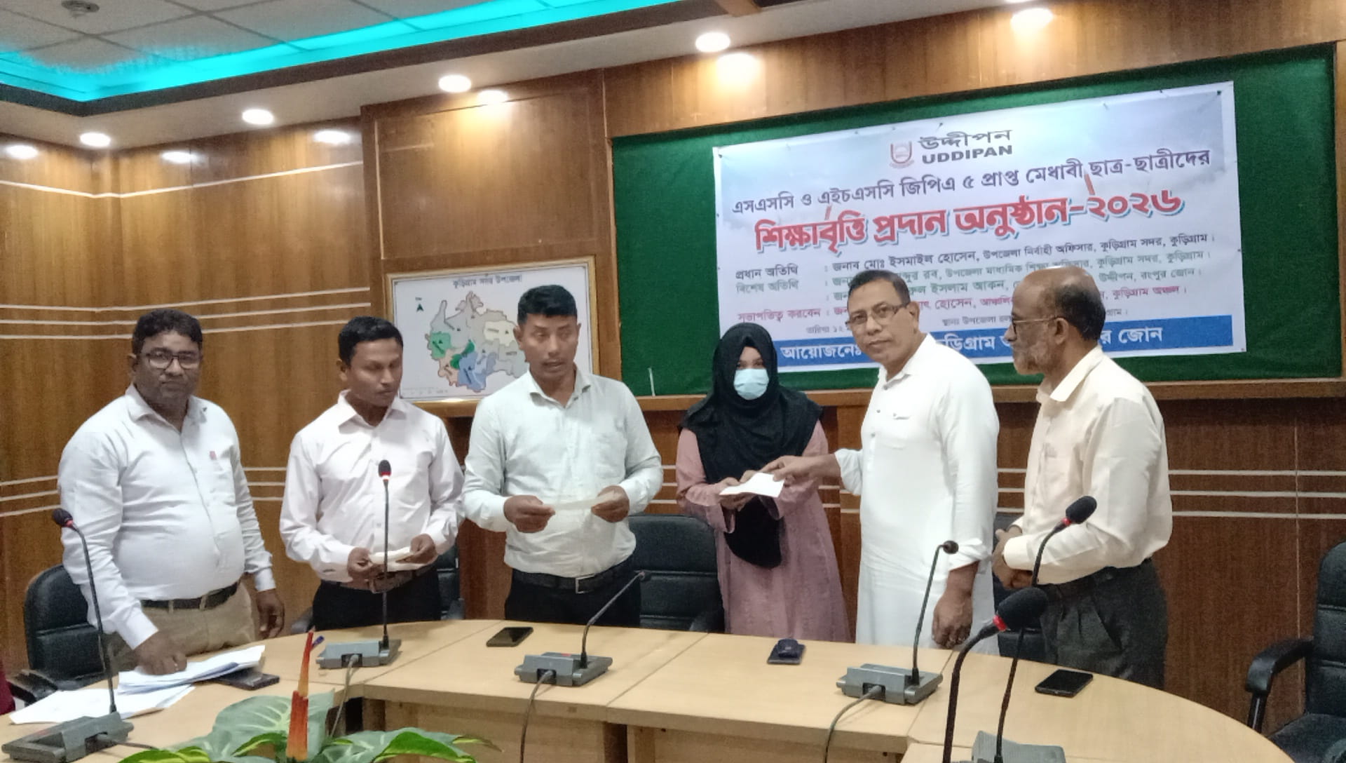 কুড়িগ্রামে উদ্দীপনের আয়োজনে এসএসসি ও এইচএসসি জিপিএ-৫ প্রাপ্ত মেধাবী ছাত্র-ছাত্রীদের শিক্ষাবৃত্তি প্রদান