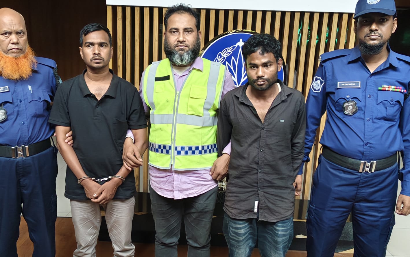 তারাগঞ্জে সেই ইলেকট্রিশিয়ান মনজুরুল হত্যা মামলার দুই আসামি গ্রেপ্তার