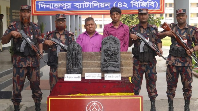 চিরিরবন্দরে কোটি টাকার কষ্টি পাথরের মূর্তি উদ্ধার, আটক ২