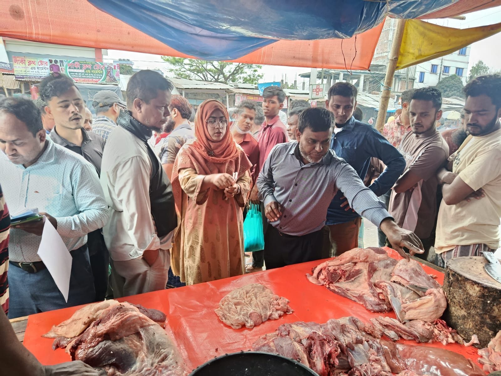 চিরিরবন্দরে অসুস্থ গরুর মাংস বিক্রির অভিযোগে ব্যবসায়ীকে জরিমানা