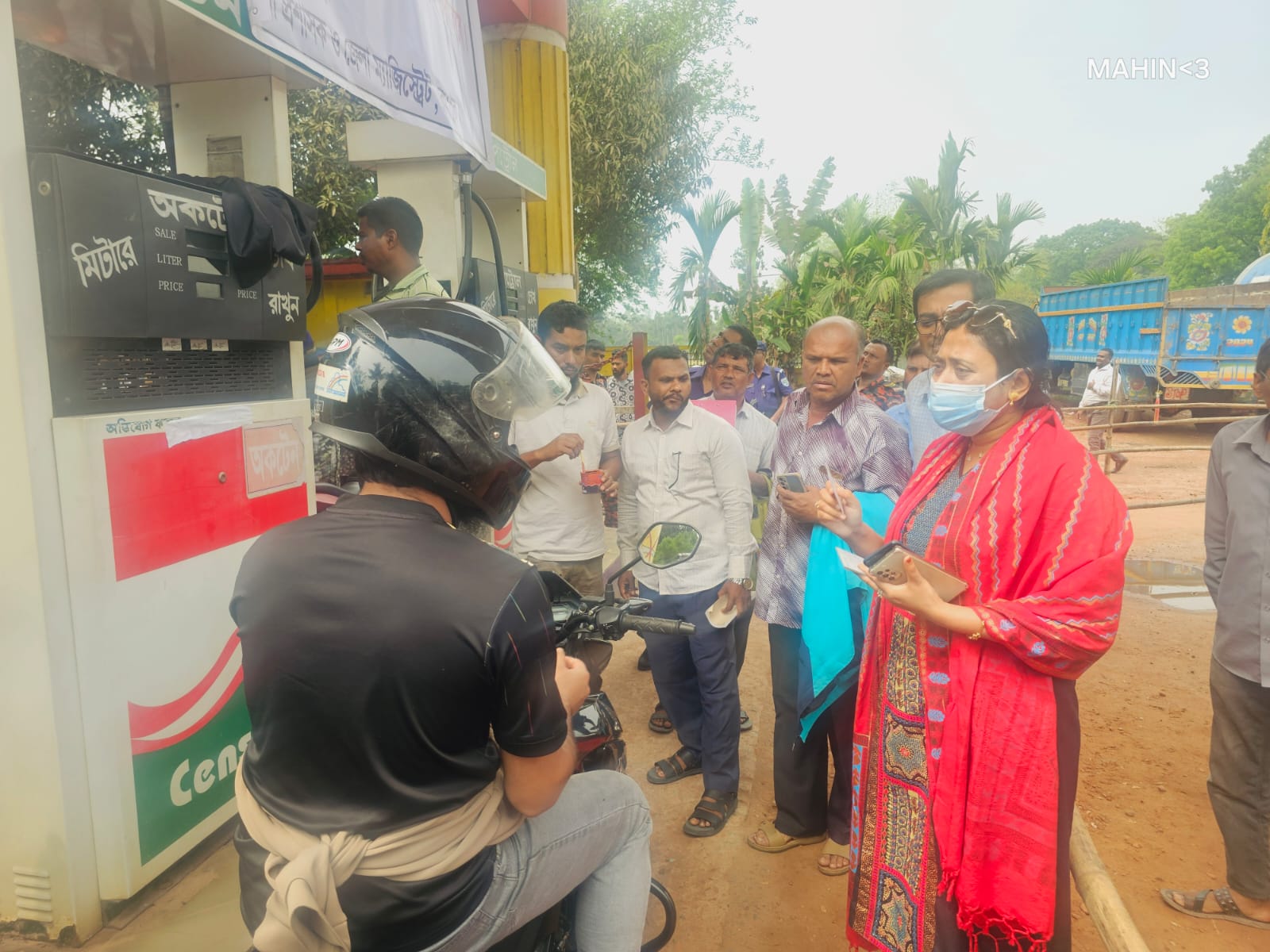 বৈধ কাগজপত্র না থাকায় কাউনিয়ায় ফিলিং স্টেশনে ভ্রাম্যমাণ আদালতে দুই চালককে জরিমানা