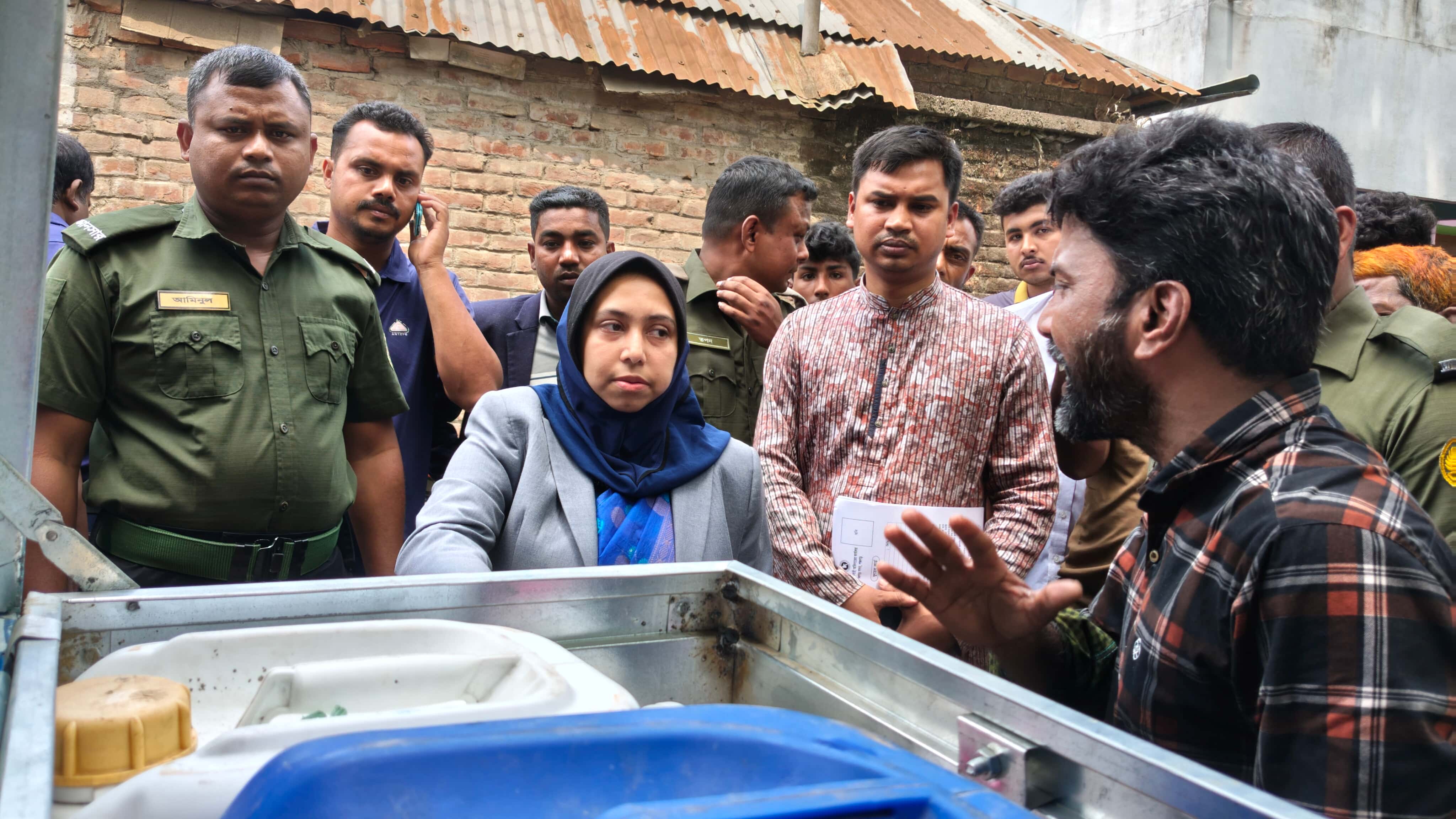 পঞ্চগড়ে অভিনব কৌশলে তেল পাচার , ইউএনও’র নির্দেশনায় জব্দ তেল ন্যায্যমূল্যে বিক্রি