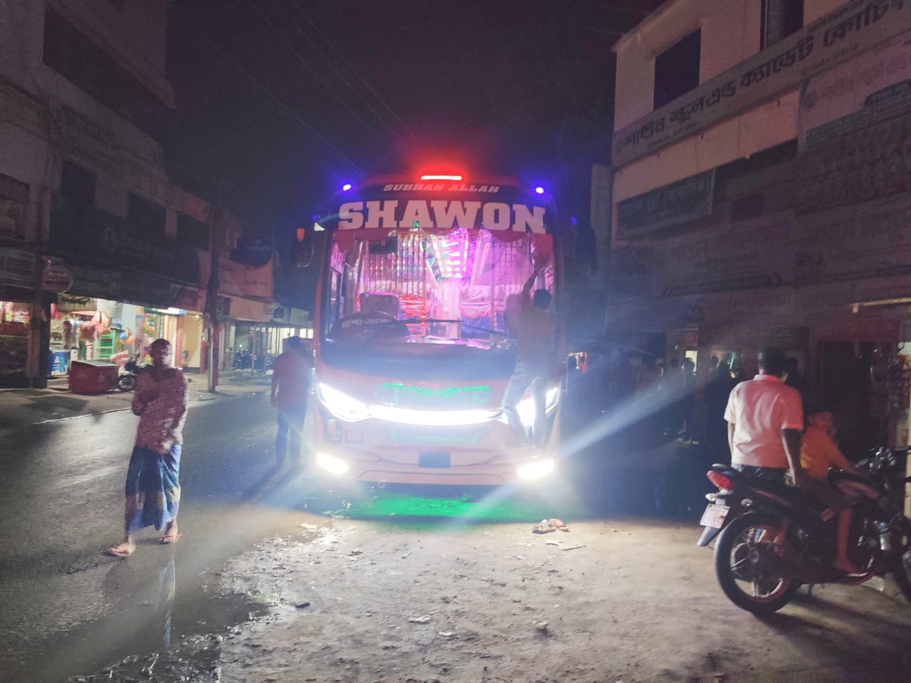 রৌমারী-ঢাকা দুরপাল্লার বাসে ব্যাপক চাঁদাবাজি’র অভিযোগ, চাঁদা না দেয়ায় গাড়ি আটক