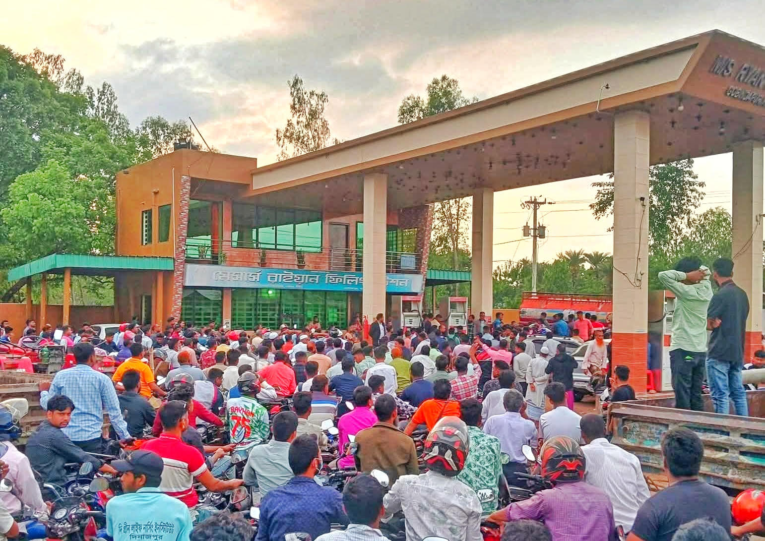 খানসামায় ফুয়েল কার্ড ছাড়া মিলবে না জ্বালানী