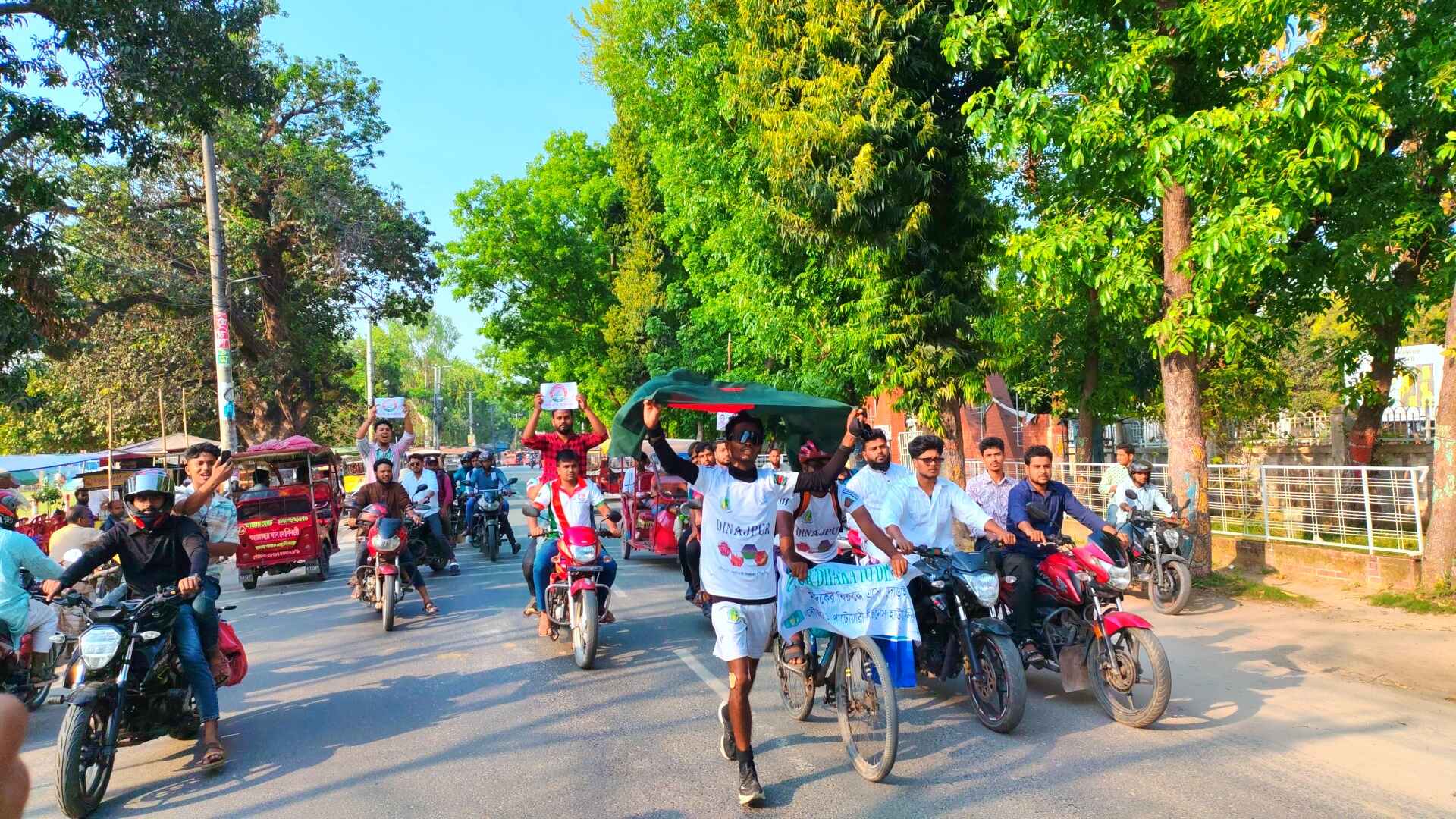 মাদকমুক্ত সমাজ গড়তে ম্যারাথন ও সাঁতরে যমুনা পাড়ি- দিনাজপুরে গণসংবর্ধনা