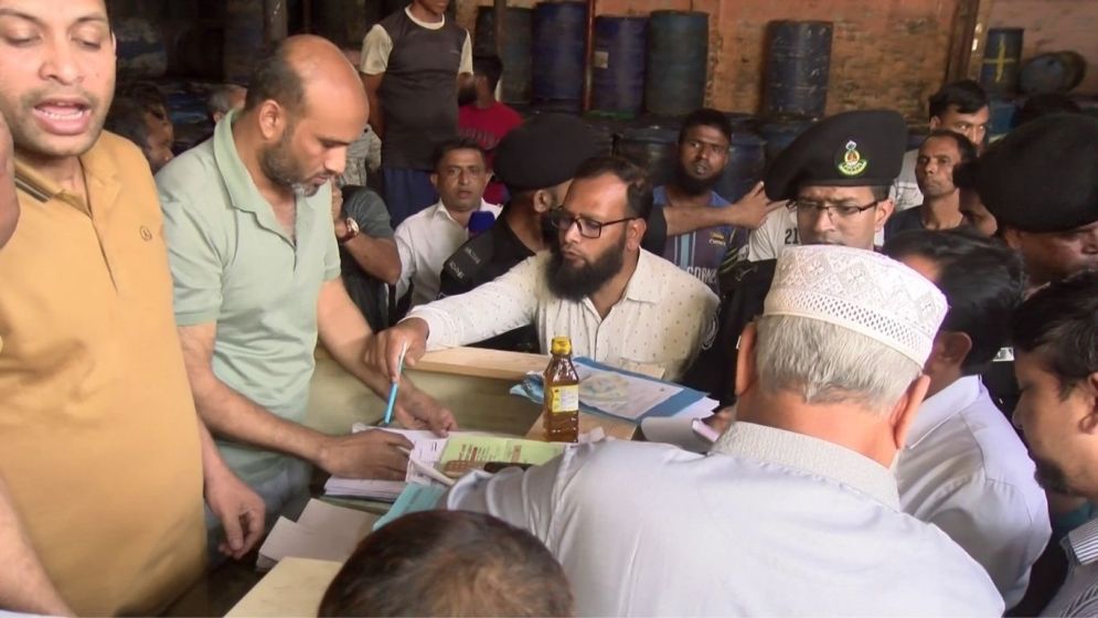 রংপুরে তেলের গুদামে অভিযান, ২০ হাজার টাকা জরিমানা