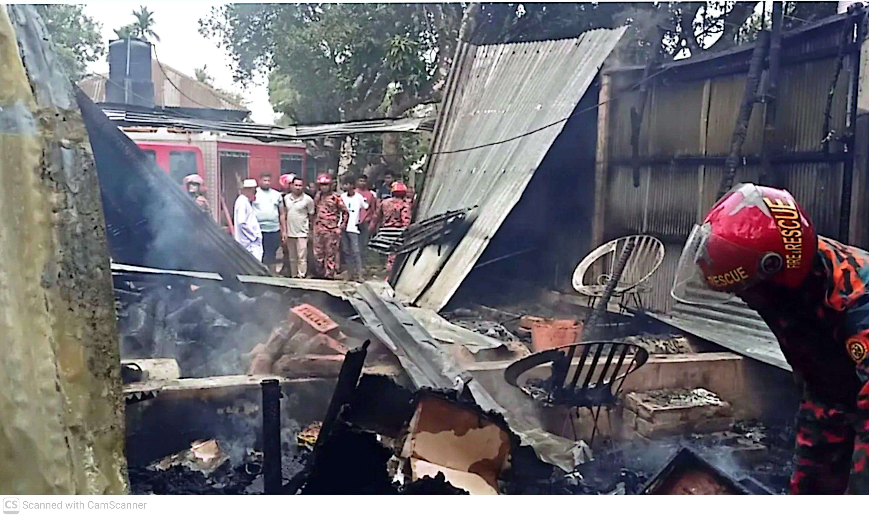 ঘোড়াঘাটে নিজের বাড়িতে আগুন লাগালেন নেশাগ্রস্থ ব্যক্তি