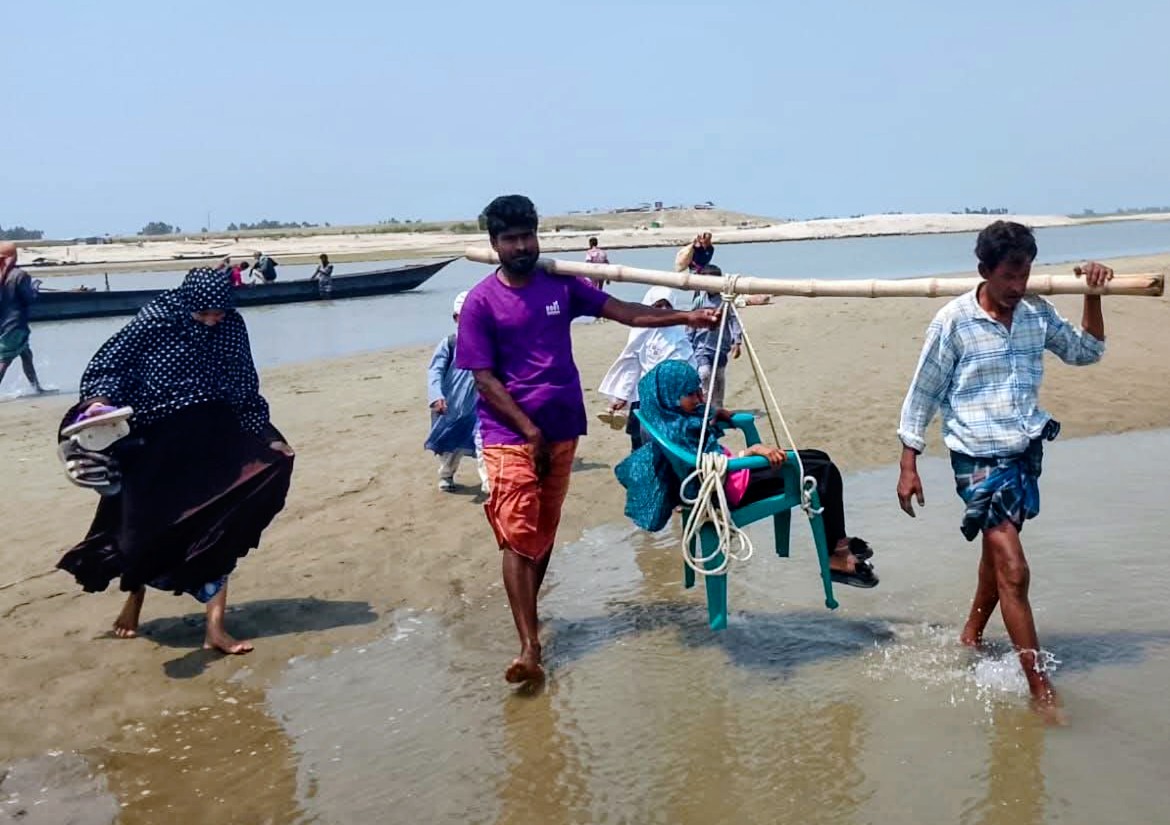 অসুস্থ রোগীকে কাঁধে নিয়ে এভাবেই পথ পাড়ি দেন চরবাসীরা