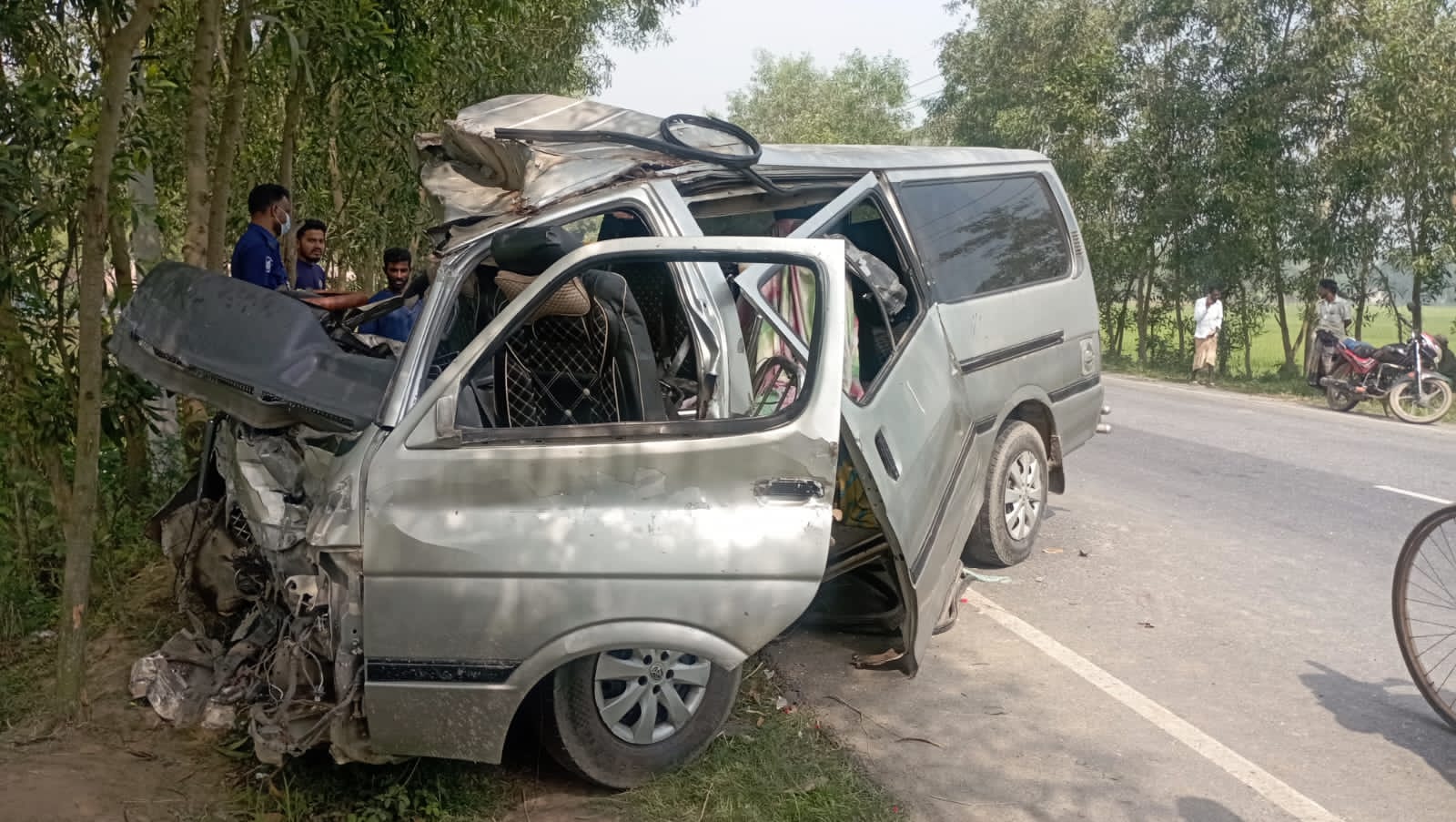 ঘোড়াঘাটে মাইক্রো-ট্রাক মুখোমুখী সংঘর্ষ নিহত এক