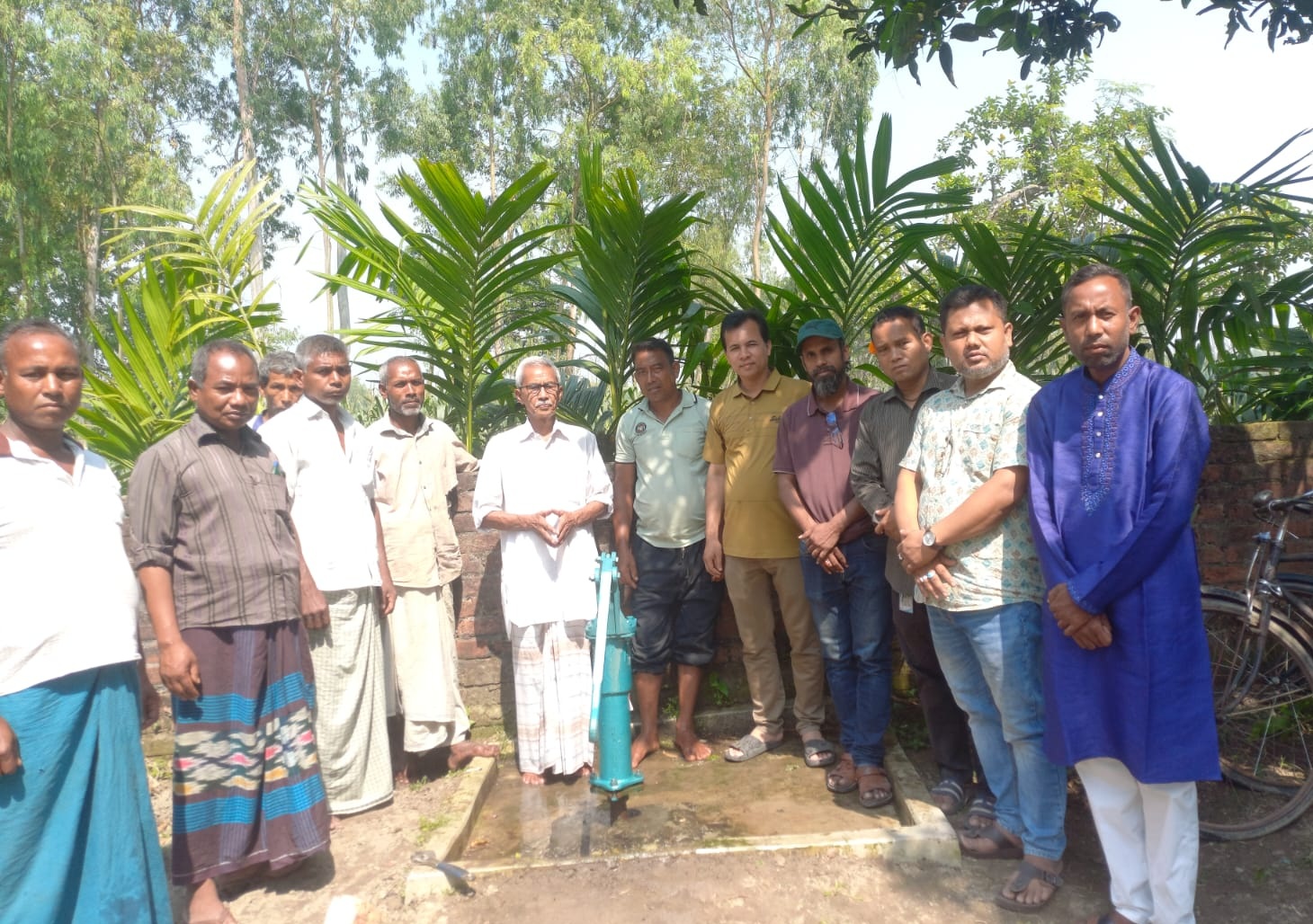 তারাগঞ্জে শ্মশানে স্বেচ্ছাসেবী সংগঠন 'স্বস্তিকার' নগদ টাকা, টিউবওয়েল ও গাছের চারা প্রদান