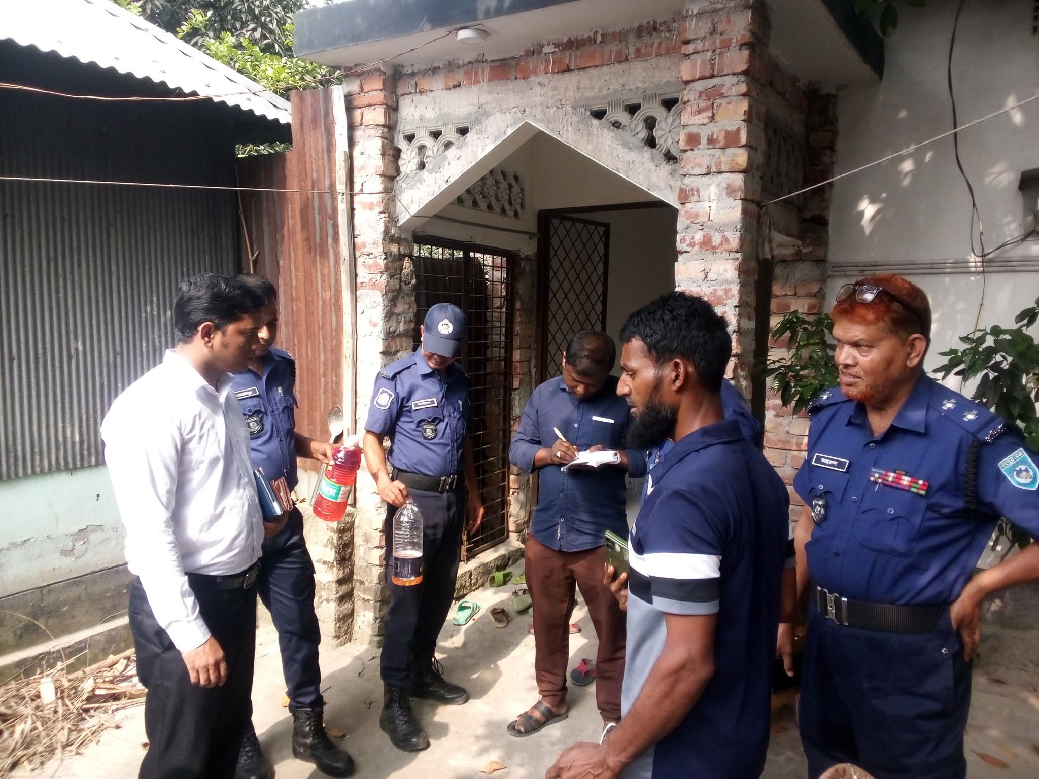 সুন্দরগঞ্জে কালোবাজারে প্রতি লিটার ৩০০ টাকা দরে তেল বিক্রির দায়ে এক মাদ্রাসা শিক্ষকের পাঁচ হাজার টাকা জরিমানা।