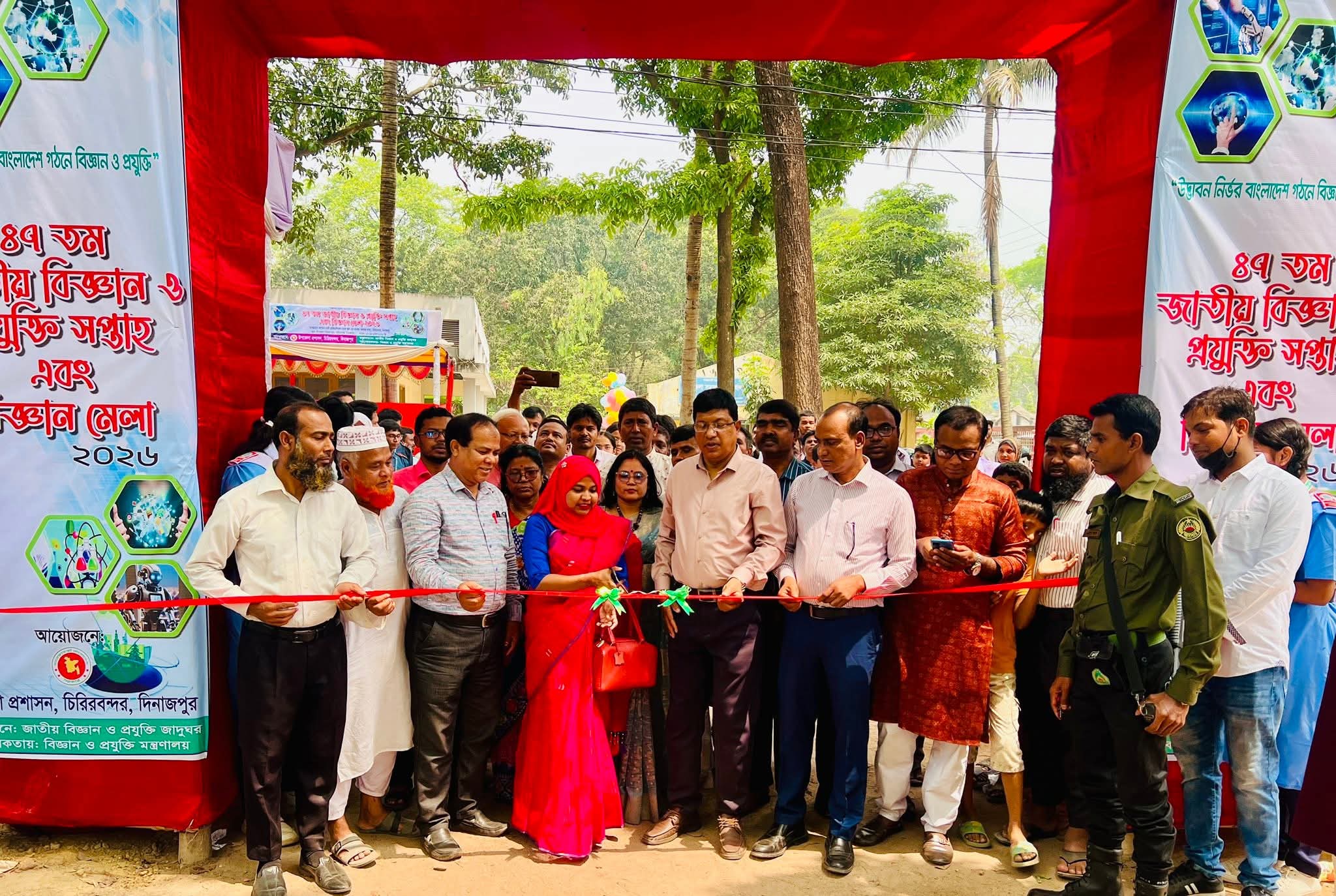 চিরিরবন্দরে বিজ্ঞান মেলার উদ্বোধন