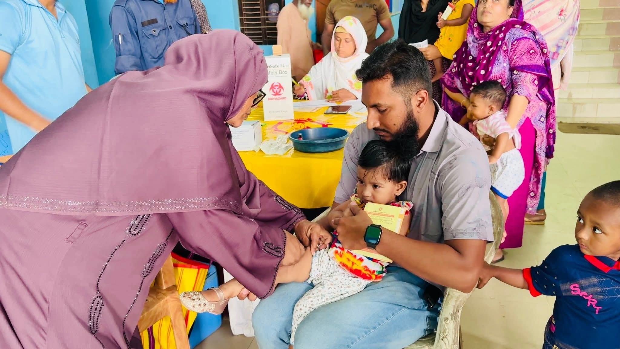 হিলিতে হাম-রুবেলার টিকাদান কর্মসূচির উদ্বোধন