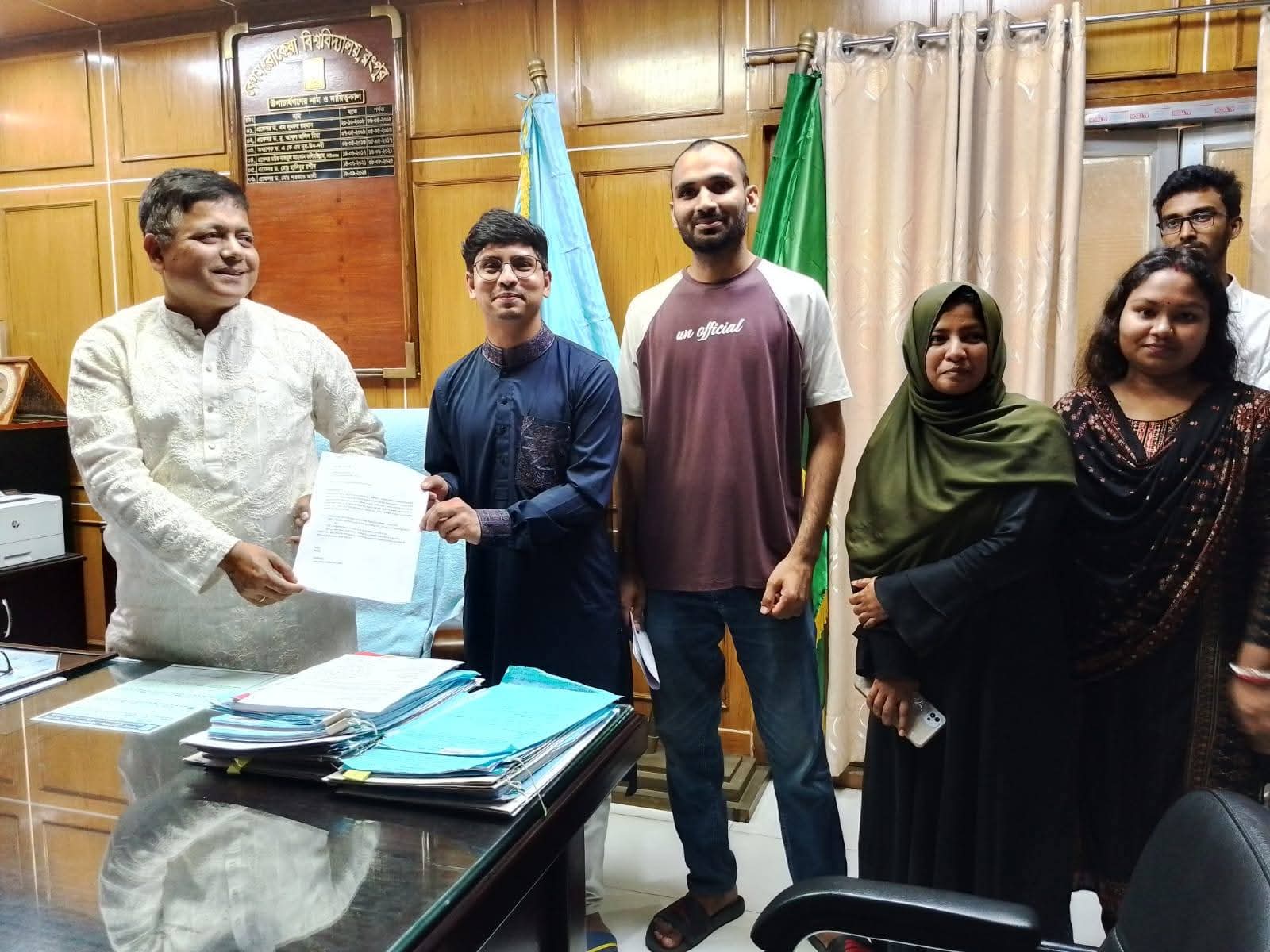 বেরোবি লাইব্রেরি নিয়ে শিক্ষার্থীদের ৩ দফা দাবি উপাচার্যের কাছে