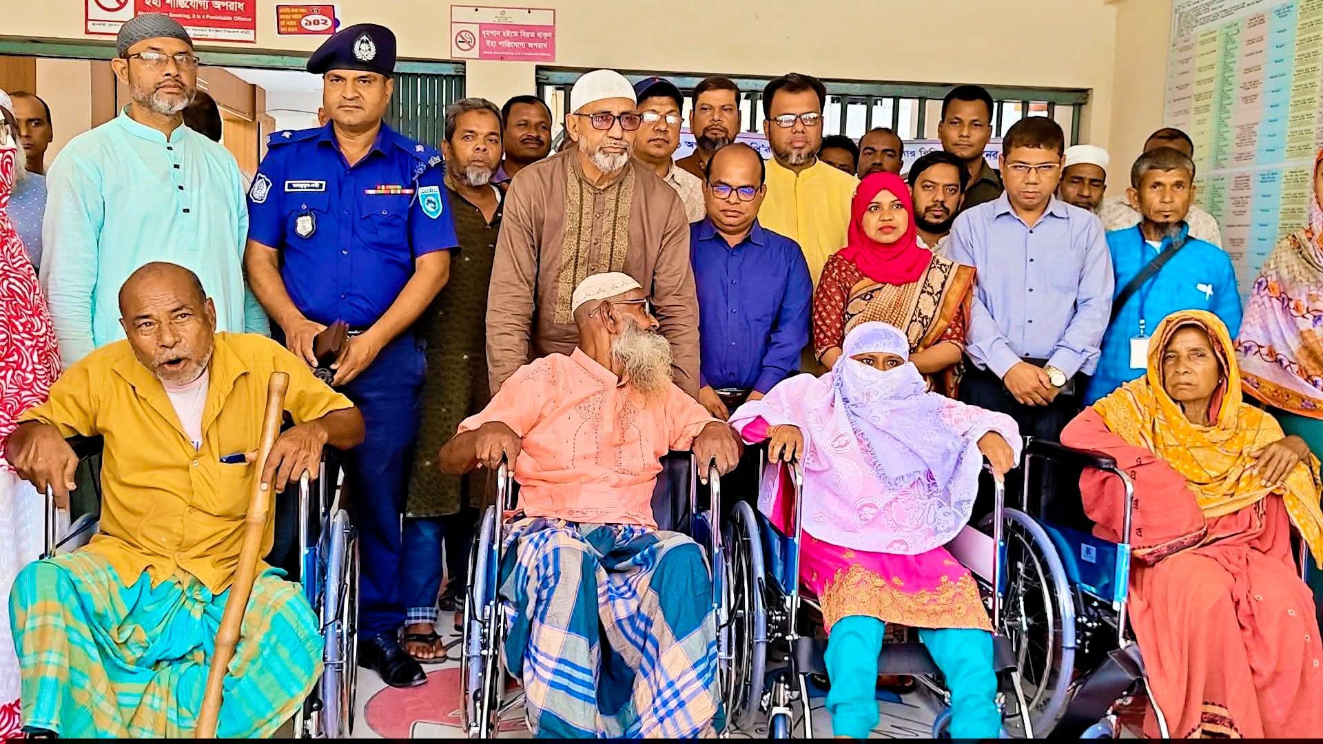 চিরিরবন্দরে অসহায় ও দুঃস্থ প্রতিবন্ধিদের মাঝে হুইল চেয়ার বিতরণ।