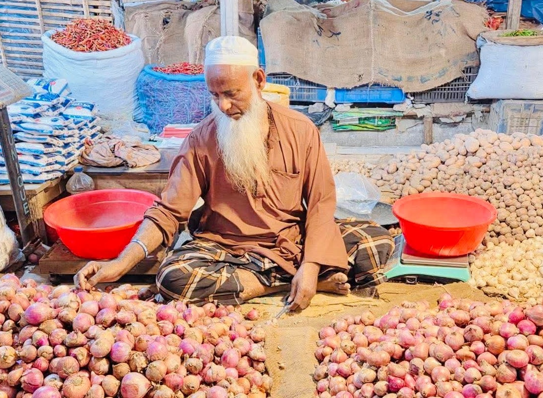হিলিতে পেঁয়াজের দাম কমেছে ৫-১০ টাকা