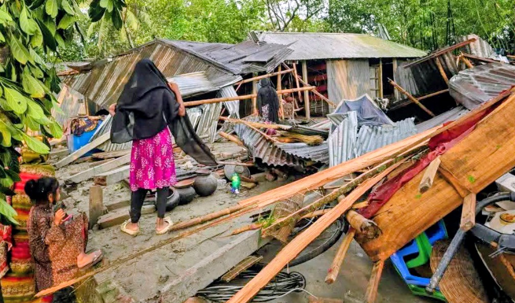 গাইবান্ধায় কালবৈশাখীর তাণ্ডব : বিপর্যস্ত জনজীবন