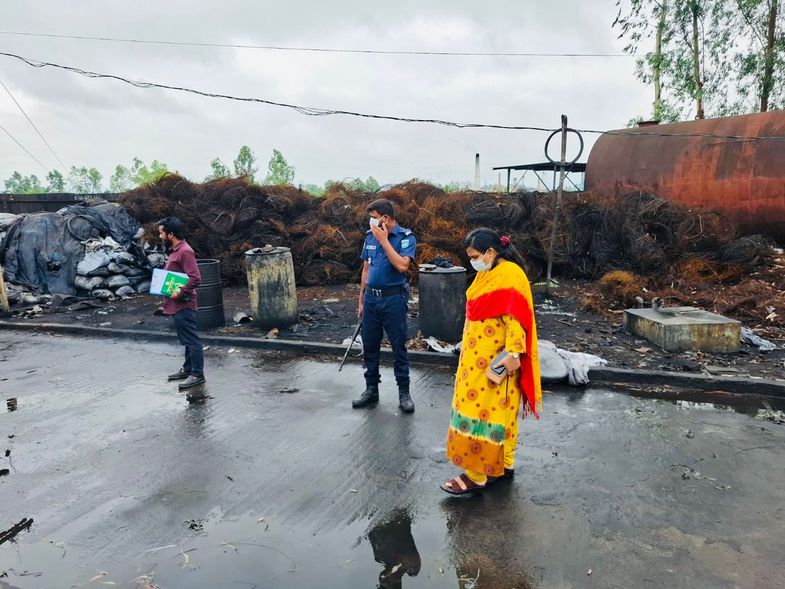 তারাগঞ্জে ভ্রাম্যমাণ আদালতে অনুমোদনবিহীন তেল উৎপাদন কোম্পানিকে জরিমানা ও বন্ধ ঘোষণা