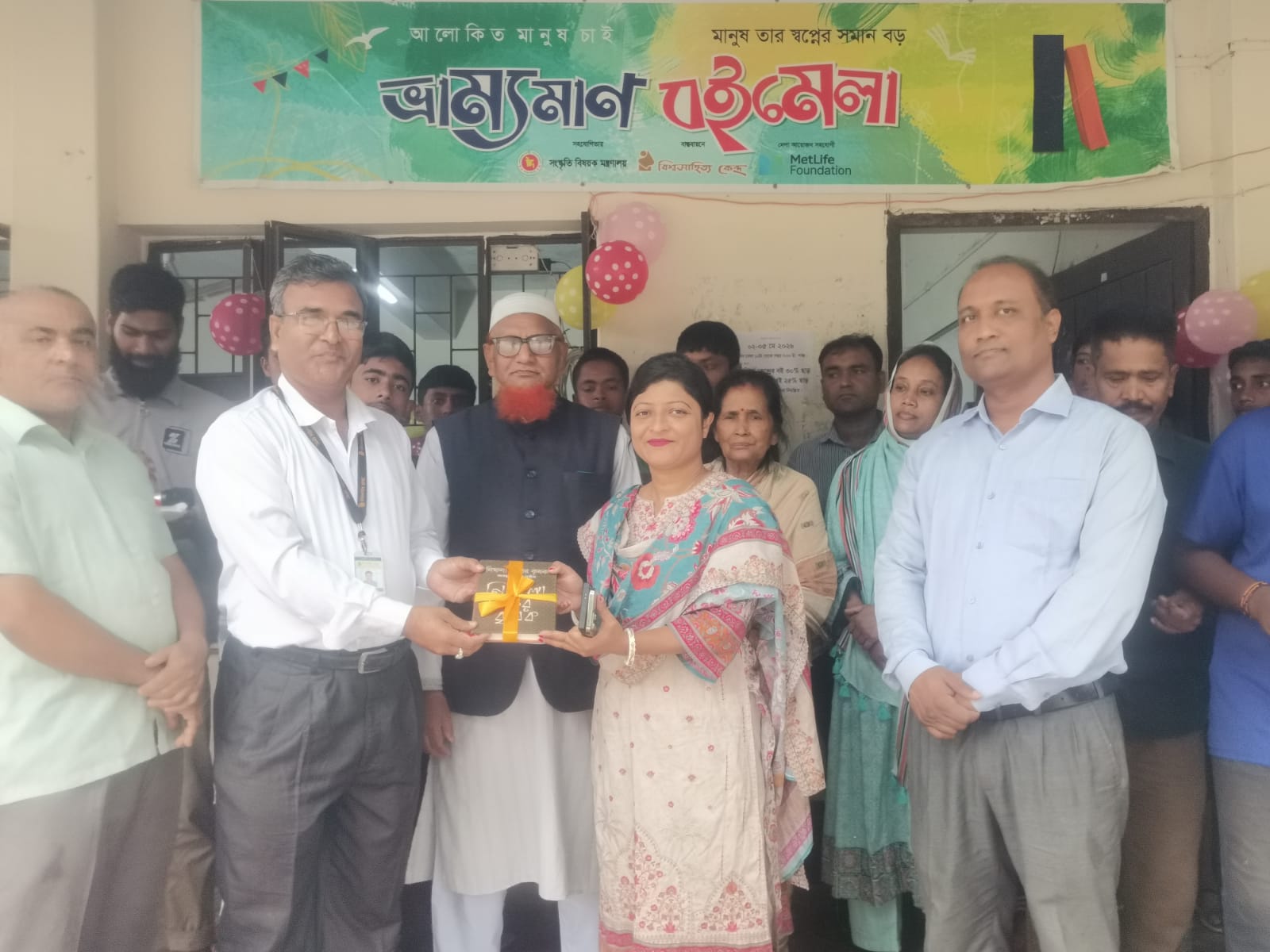 দিনাজপুরে বিশ্বসাহিত্য কেন্দ্রের উদ্যোগে ভ্রাম্যমাণ বইমেলা অনুষ্ঠিত