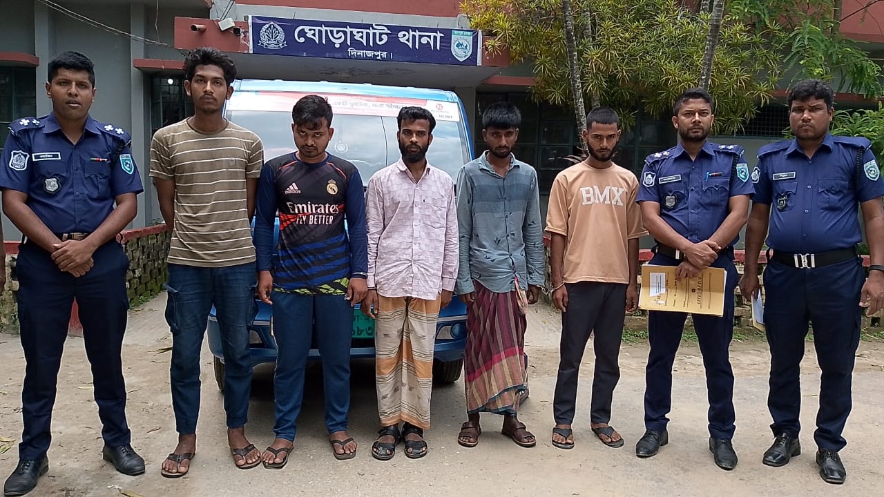 ঘোড়াঘাটে আন্তঃজেলা চোর চক্রের ৫ সদস্য গ্রেপ্তার, উদ্ধার পিকআপ ও নগদ অর্থ