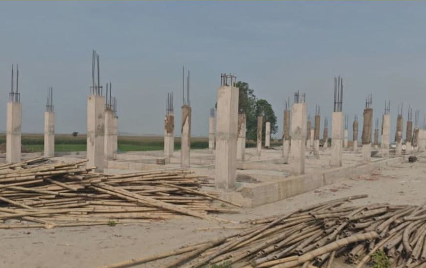 ঠিকাদার লাপাত্তা, আশ্রয়ণ প্রকল্পে দাঁড়িয়ে আছে কলাম, থেমে আছে নির্মাণ কাজ