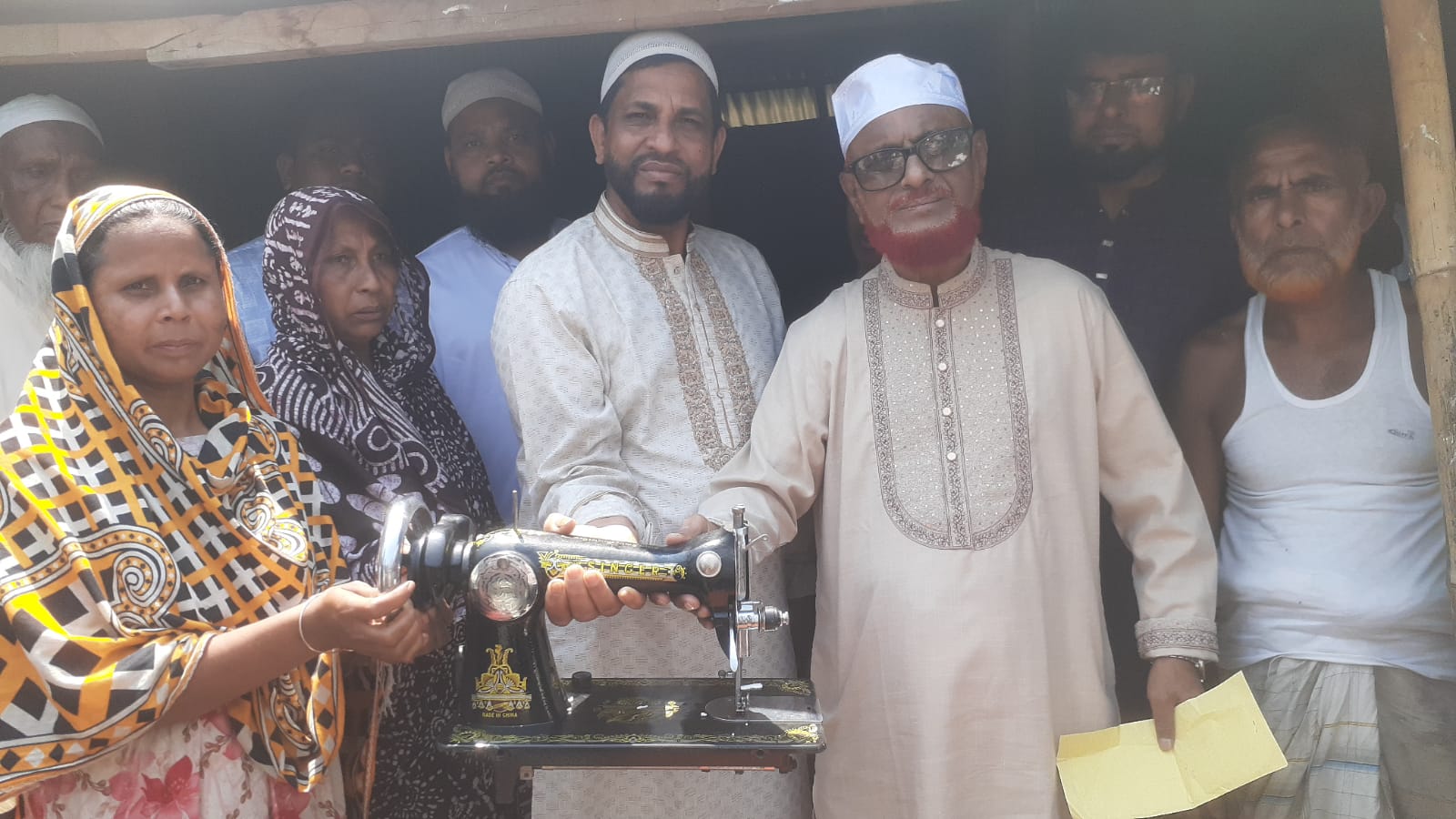 তারাগঞ্জে হত্যাকাণ্ডের শিকার নিহত  সেই মঞ্জুরুলের পরিবারকে সেলাই মেশিন দিলেন এ টি এম আজহারুল ইসলাম