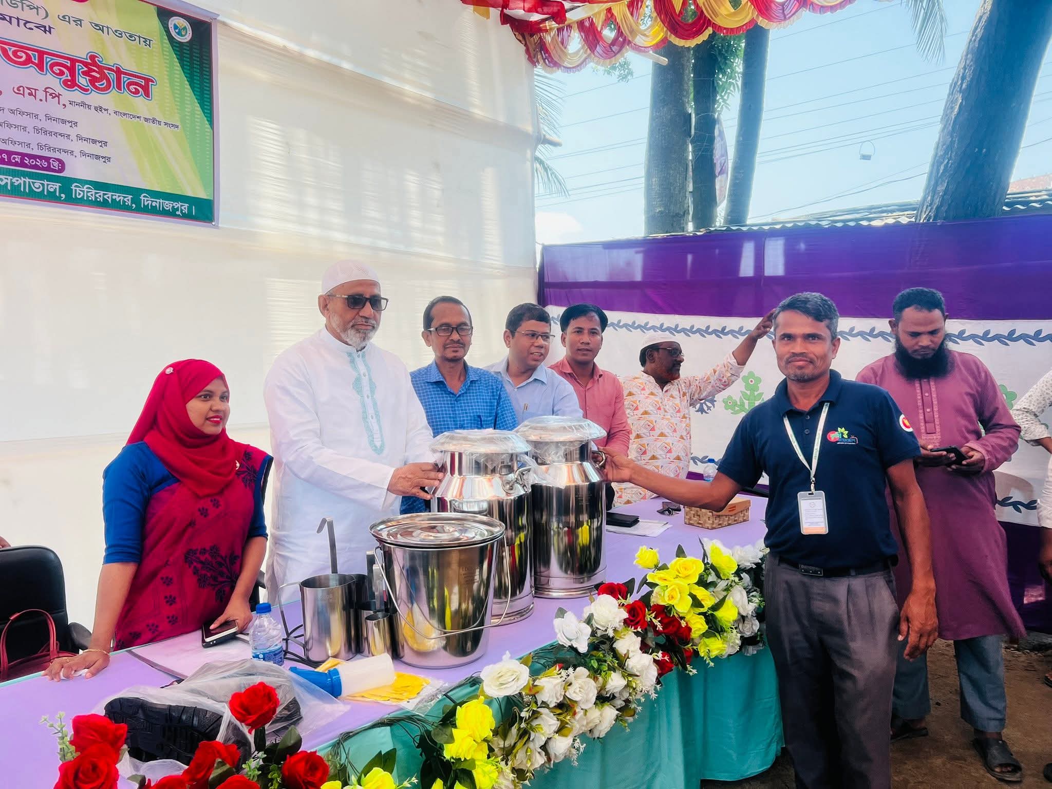 চিরিরবন্দরে ৮৩০ খামারির মাঝে ডেইরি উপকরণ বিতরণ।