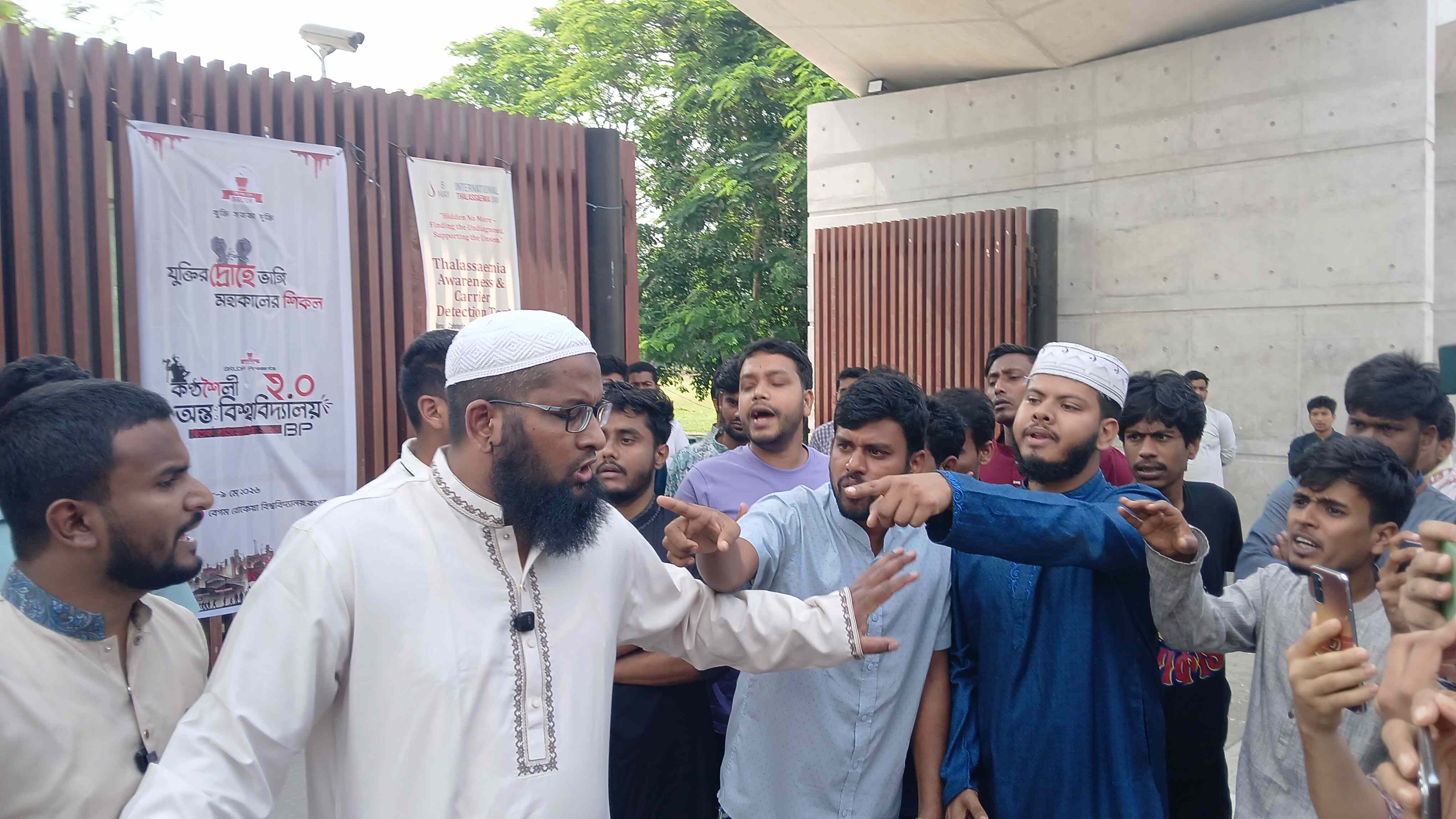 বেরোবিতে সংবাদ সম্মেলনে হামলার অভিযোগ, প্রক্টরের উপস্থিতি নিয়ে বিতর্ক