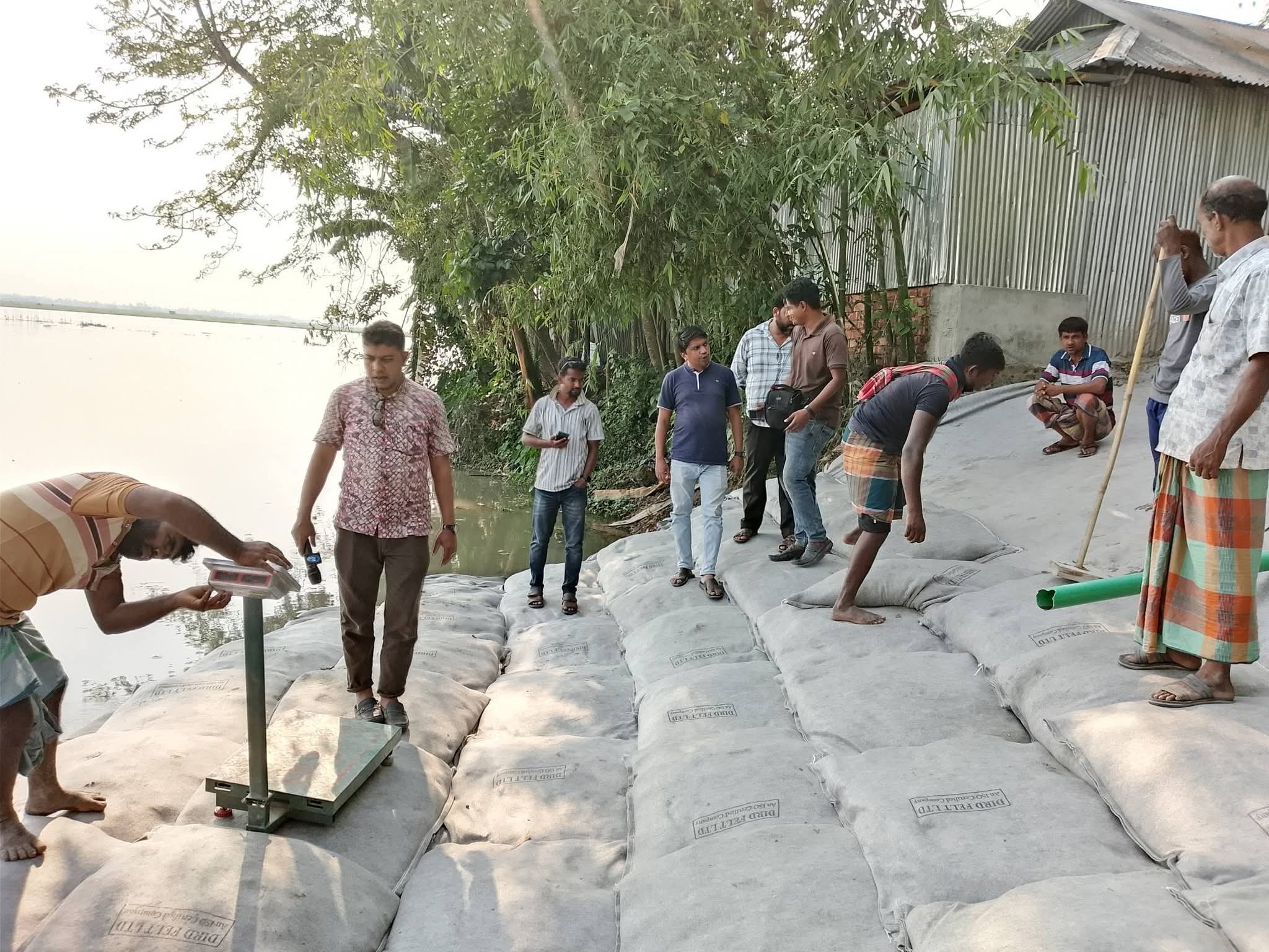 রাজারহাটে তিস্তা নদীর তীর সংরক্ষণ কাজে দুর্নীতির মহোৎসব,ওজনে কম ও মাপে শুভঙ্করের ফাঁকি।