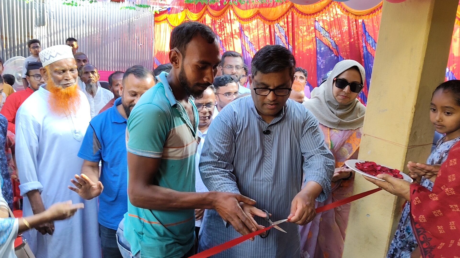 পঞ্চগড়ে চা শ্রমিকদের জন্য সরকারের উপহার নতুন পাকা ঘরের চাবি তুলে দিলেন এমপি নওশাদ জমির
