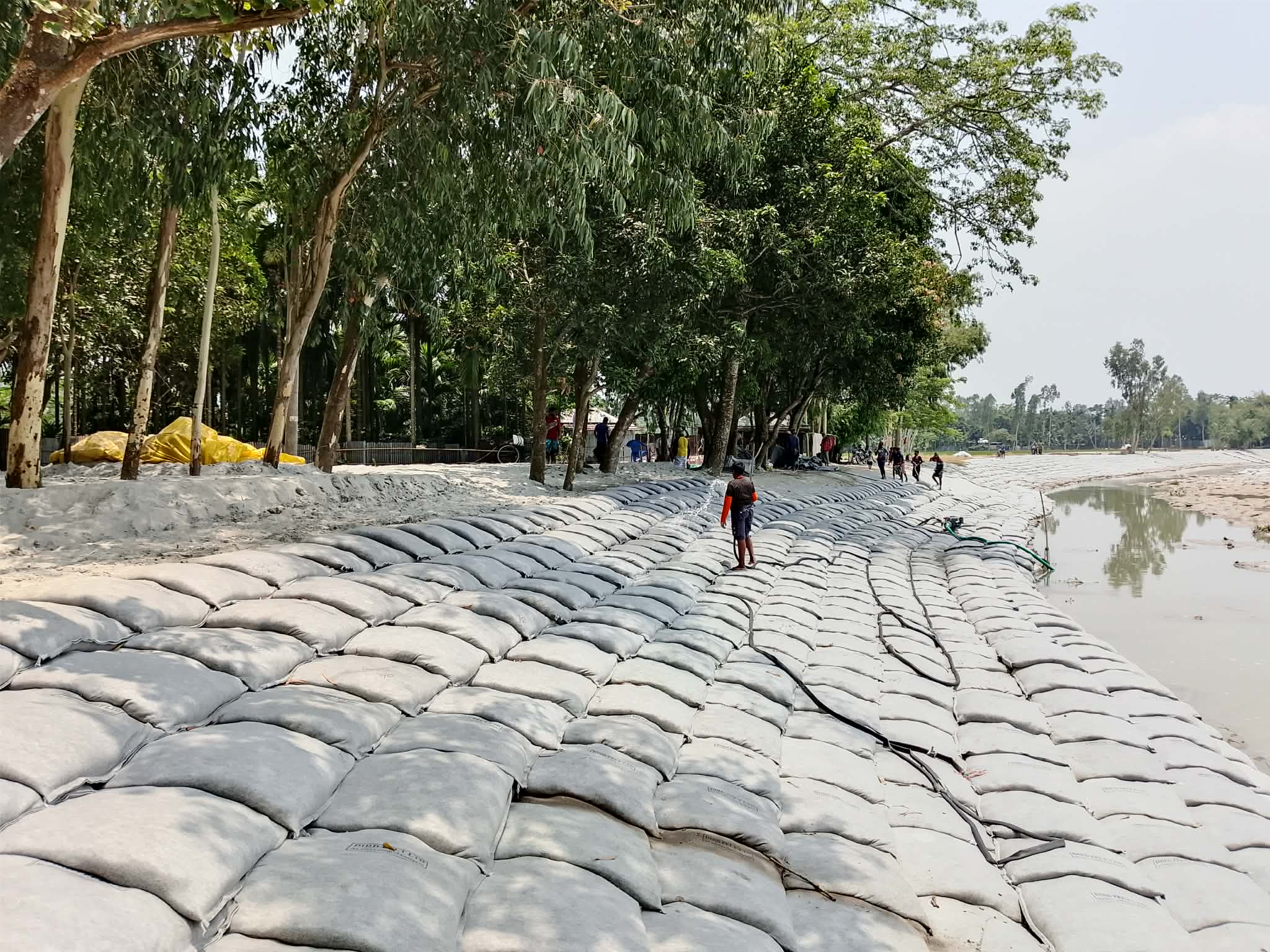 তিস্তার তীর রক্ষা প্রকল্পে 'পুকুর চুরি',সাইনবোর্ডহীন কাজে লুটপাটের মহোৎসব।