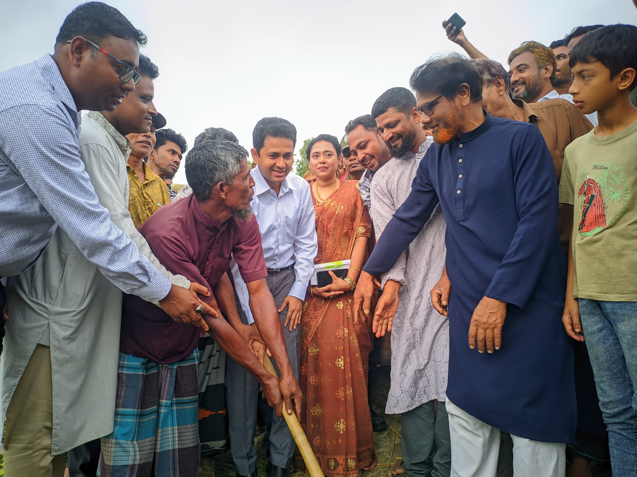 কাউনিয়ায় খাল পুনঃখনন কার্যক্রমের উদ্বোধন করলেন জেলা প্রশাসক