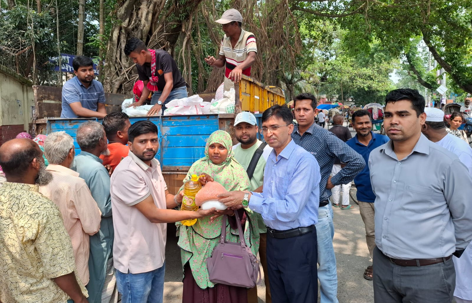 নীলফামারীতে খোলা ট্রাকে টিসিবির পণ্য পেয়ে স্বস্তিতে সাধারণ মানুষ