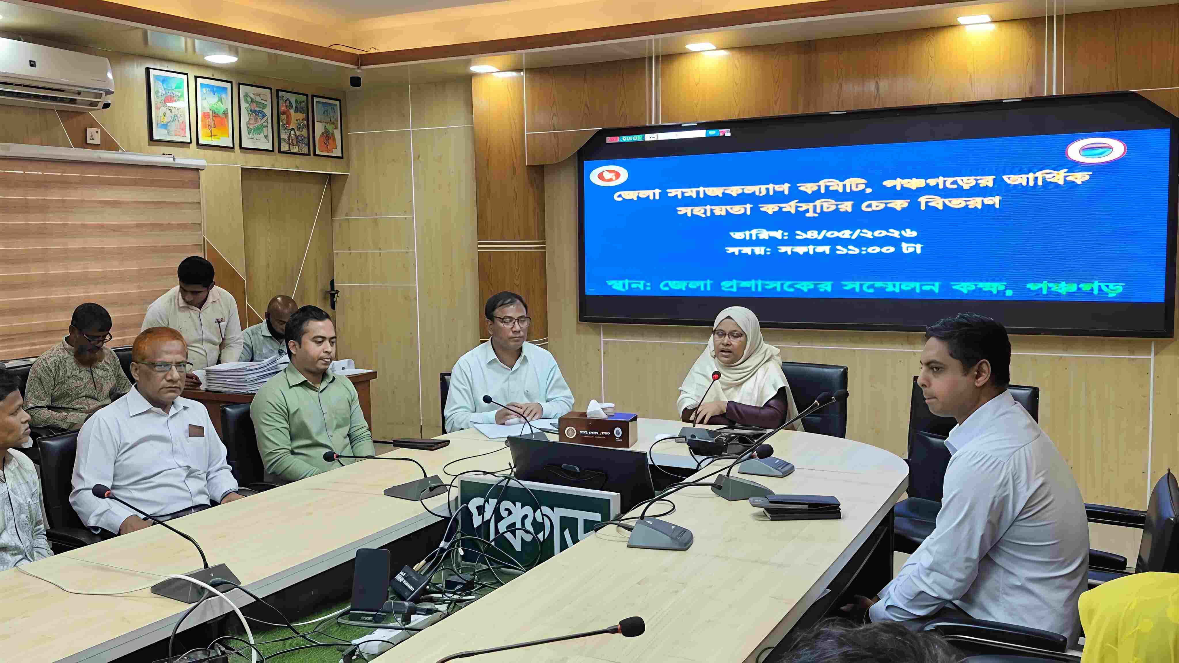 অসহায় মানুষের পাশে সরকার: পঞ্চগড়ে জেলা সমাজকল্যাণ কমিটির উদ্যোগে ৮৮ জনের মাঝে আর্থিক সহায়তার চেক বিতরণ