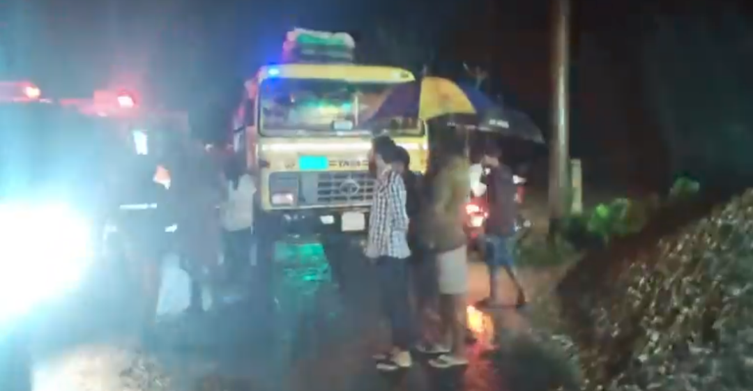 ঝড়ের রাতে বিপরীত দিক থেকে আসা ট্রাকের চাপায় পিষ্ট হয়ে মায়ের মৃত্যু