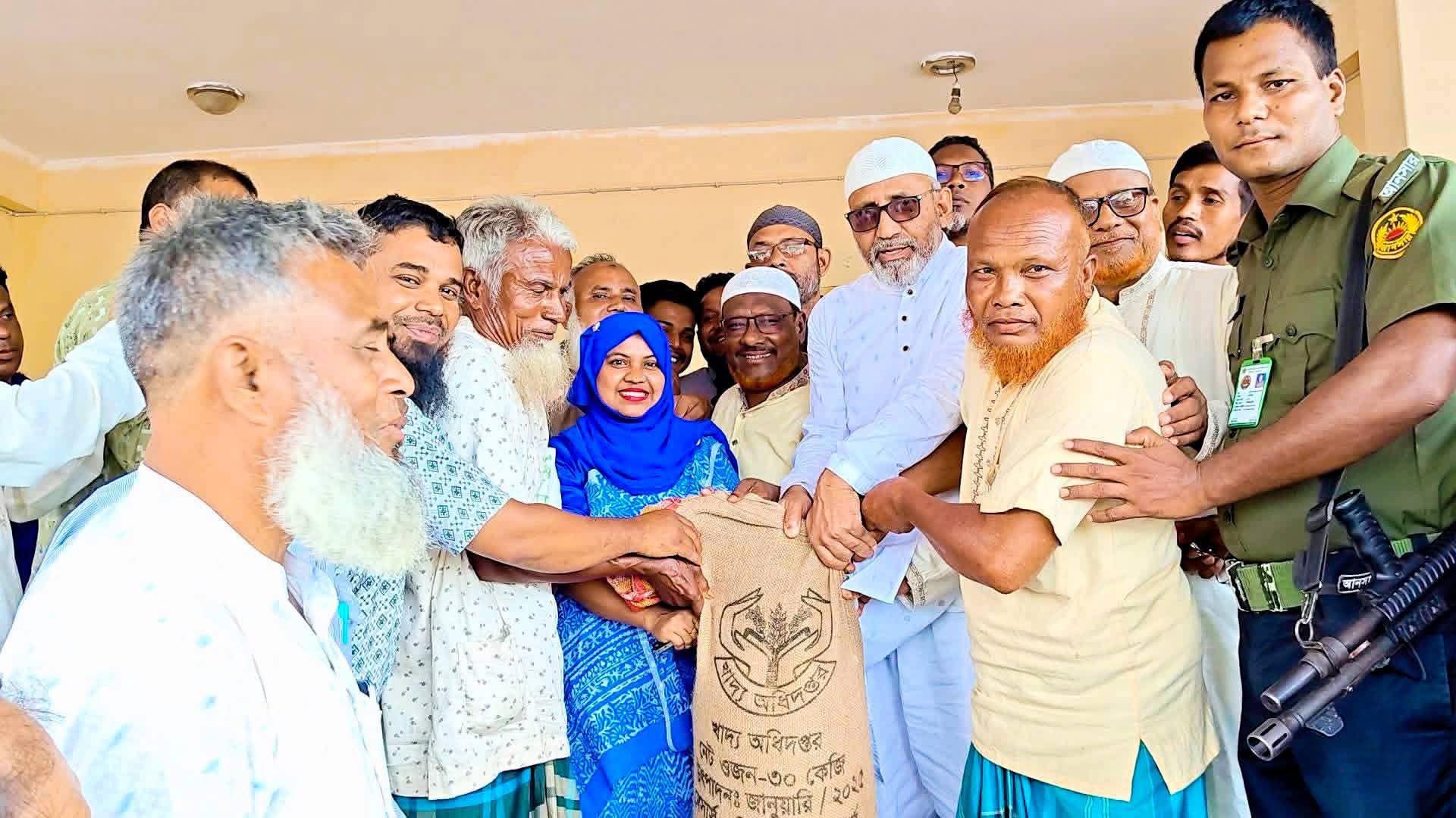 চিরিরবন্দরে ১২টি ইউনিয়নে একযোগে ভিজিএফ-এর চাল বিতরণ কার্যক্রমের উদ্বোধন।
